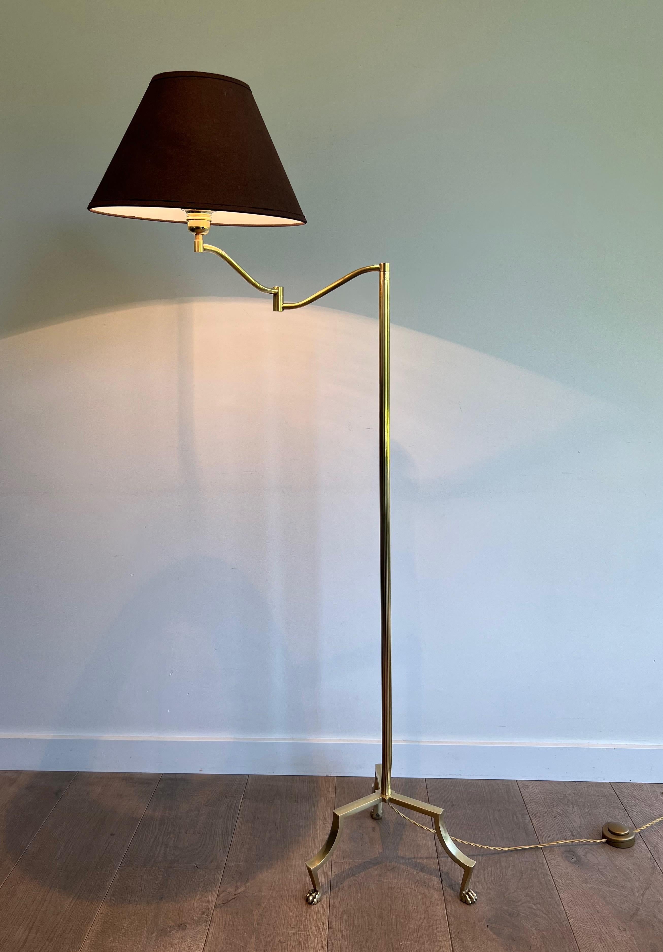Cette très belle  La lampe de lecture est en laiton. La lampe est amovible et réglable. Nous avons 2 lampadaires identiques disponibles. Il s'agit d'une œuvre française dans le style de la Maison Jansen. Circa 1940.