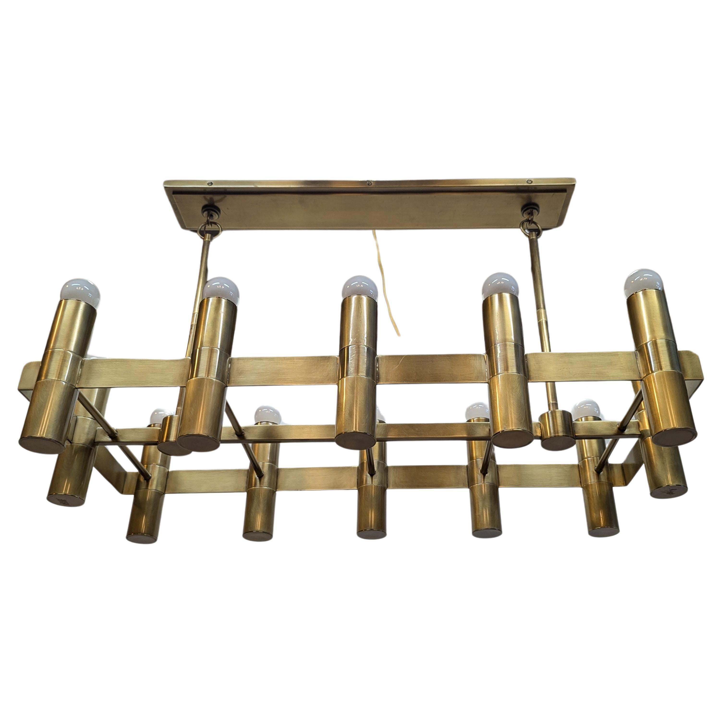 Spettacolare lampadario rettangolare a dodici luci in ottone.   Telaio rettangolare in ottone massiccio con canastrini e barre trasversali in ottone massiccio che creano un bellissimo design geometrico.   Ottima qualità,  funziona con lampadine E26