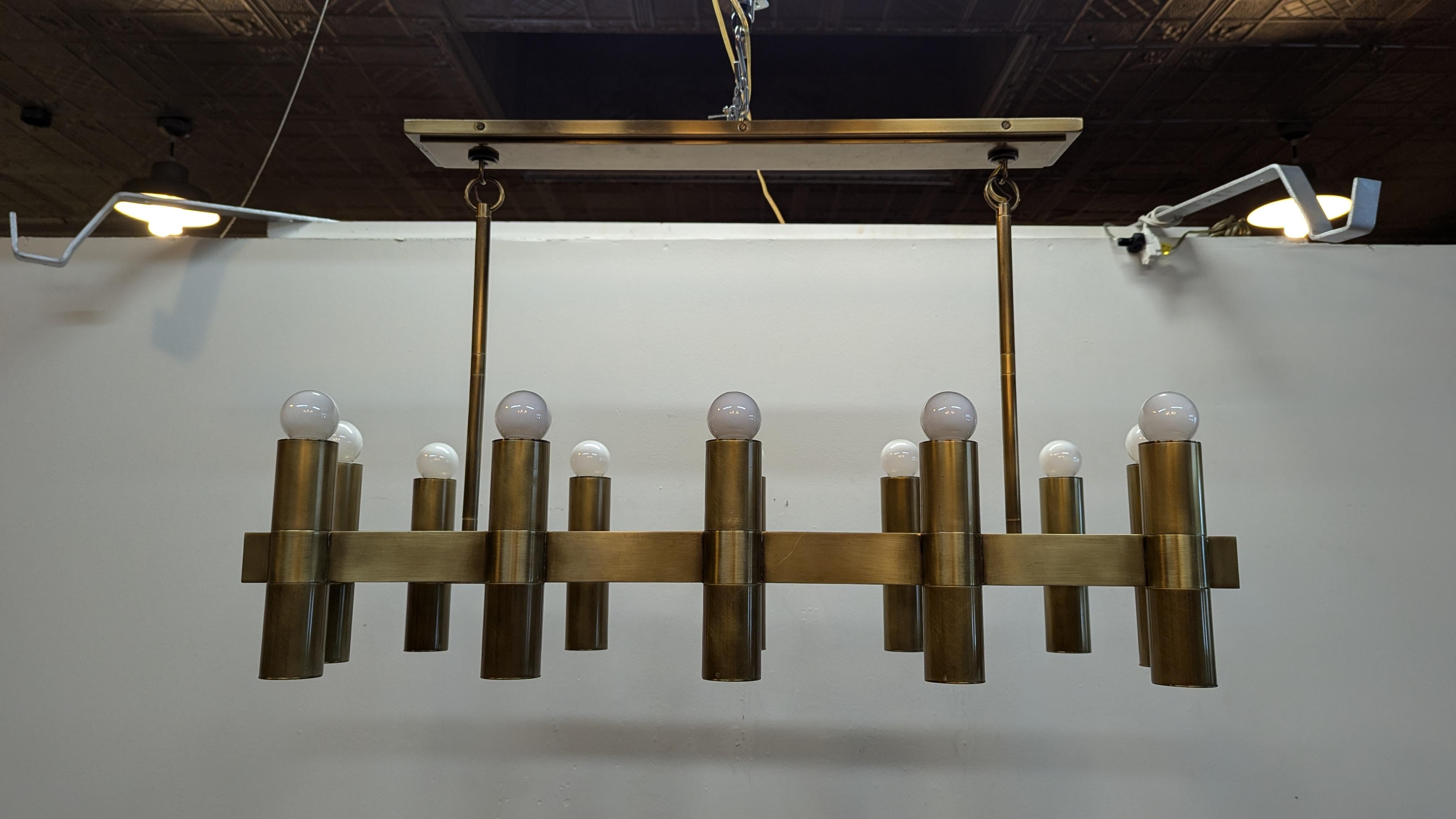 Mid-Century moderno Lampadario rettangolare a dodici luci in ottone in vendita