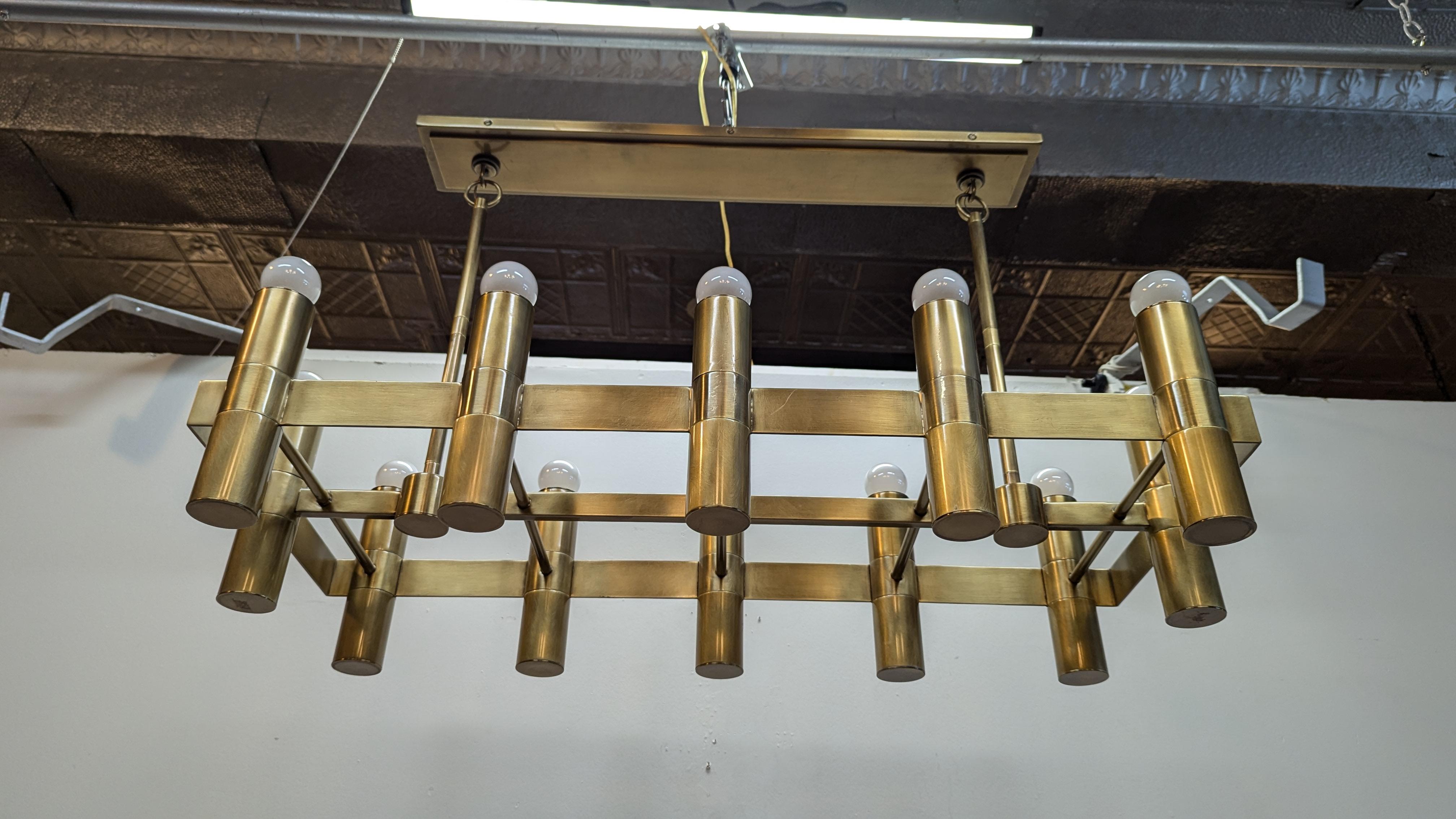 Lampadario rettangolare a dodici luci in ottone In condizioni buone in vendita a New York, NY