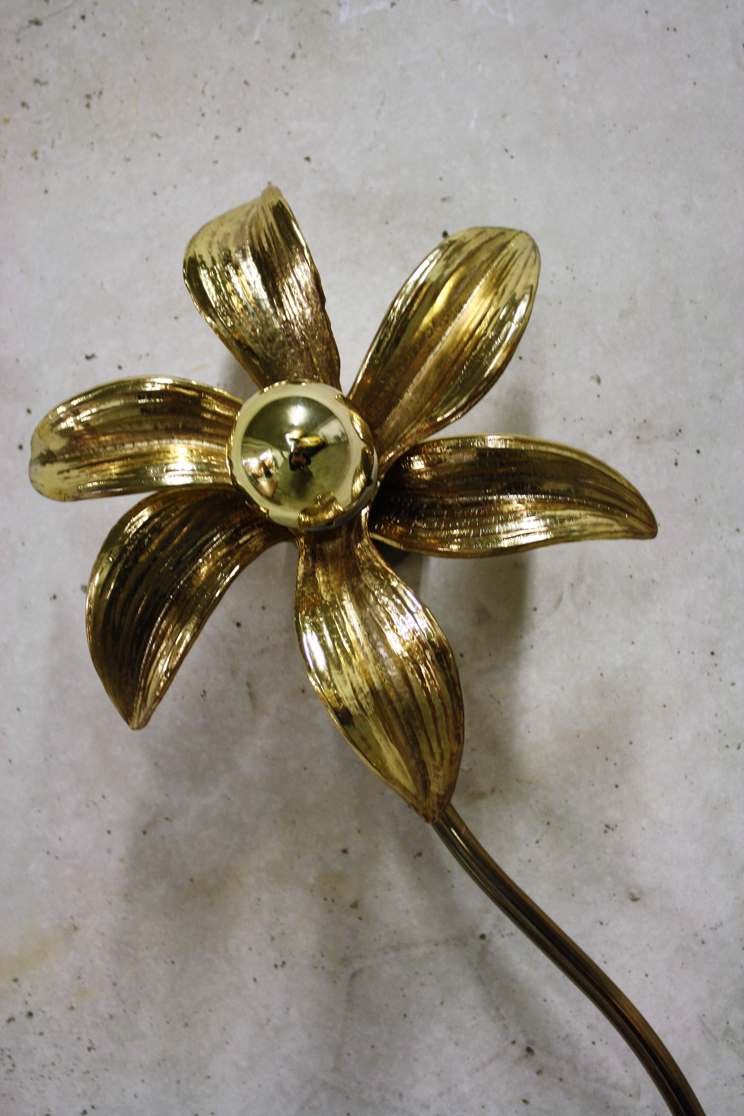 Brass flowers ceiling/wall light in the style of designer Willy Daro manufactured by `Massive Lighting`, circa 1970s, Belgian.

Thoroughly cleaned respecting the vintage patina

Each individual flower is made up of six quality cast naturalistic