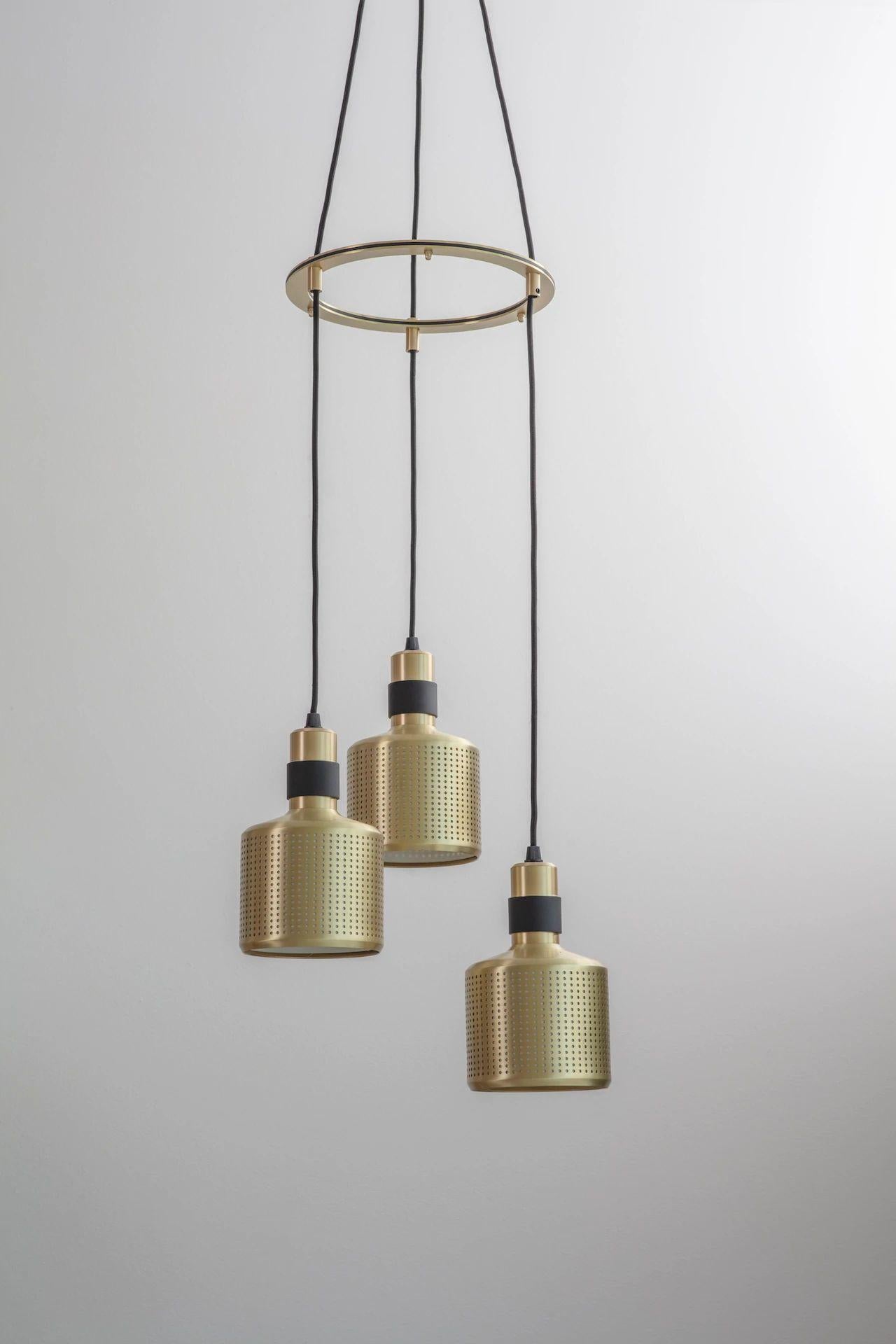Brass riddle pendant by Bert Frank
Dimensions: H 20 x W 12 x D 12 cm
Materials: brass and steel

Available finishes: brass and black
All our lamps can be wired according to each country. If sold to the USA it will be wired for the USA for