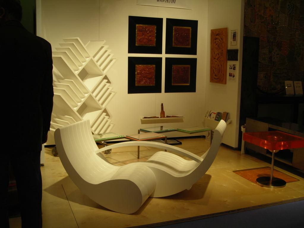 Dieser elegante Tisch besteht aus neun Ringen aus Messing, die in perfekten Proportionen angeordnet sind. Die Tischplatte und die beiden kleineren Ringe sind aus gehärtetem Glas. Entworfen im Jahr 2006.

Hergestellt auf Bestellung in New York