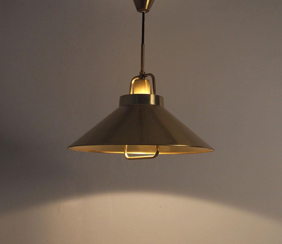 Brass rise and fall hanging lamp designed by Fritz Schlegel produced by Lyfa 1960s

Model P295.

The lamp is adjustable in height using a pulley in a brass housing. The lamp can be adjusted smoothly by pulling or pushing the lamp upwards.

Ideal as