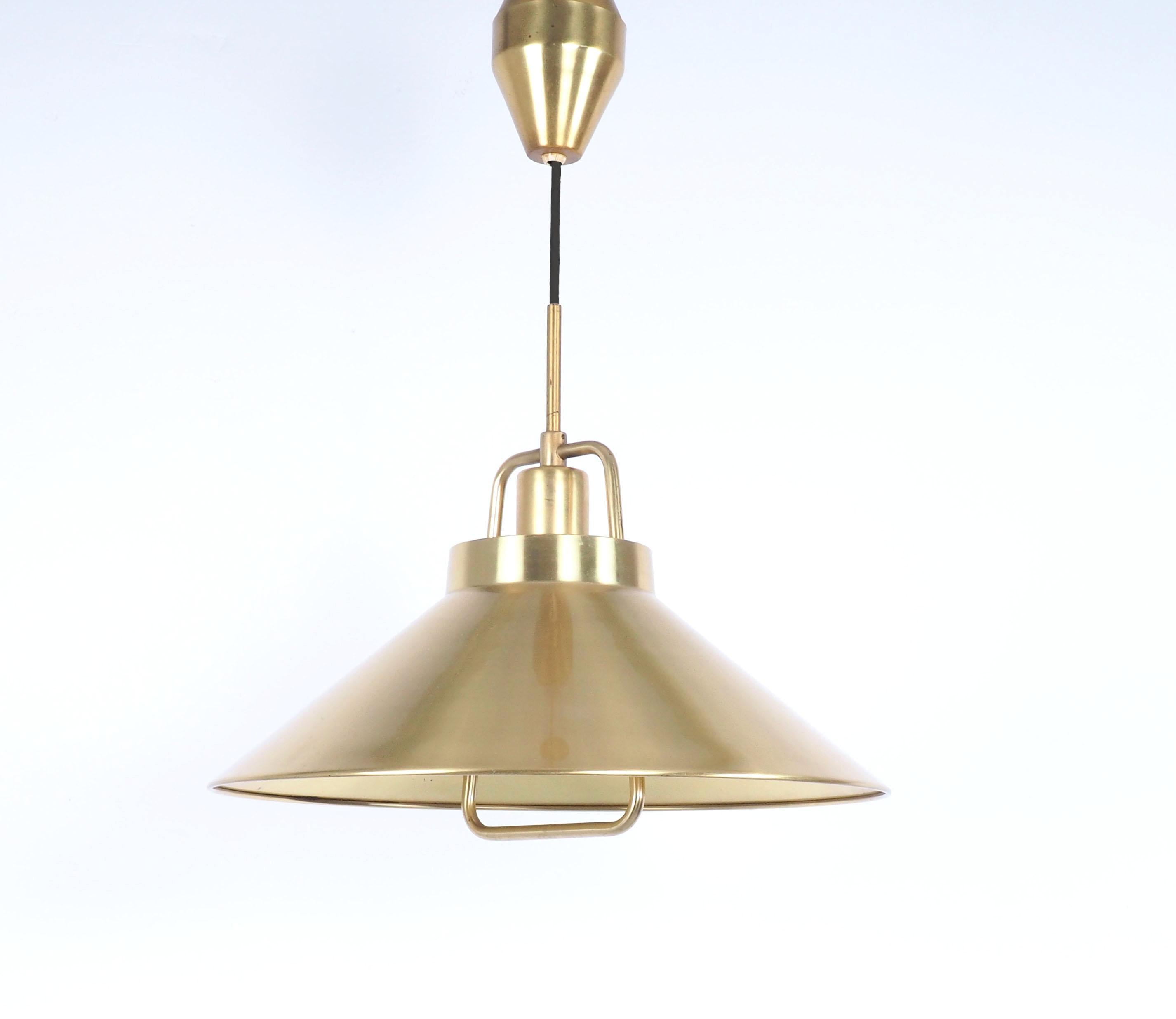 Brass rise and fall pendant model P295 by Lyfa, 1960s In Good Condition For Sale In HEILOO, NL