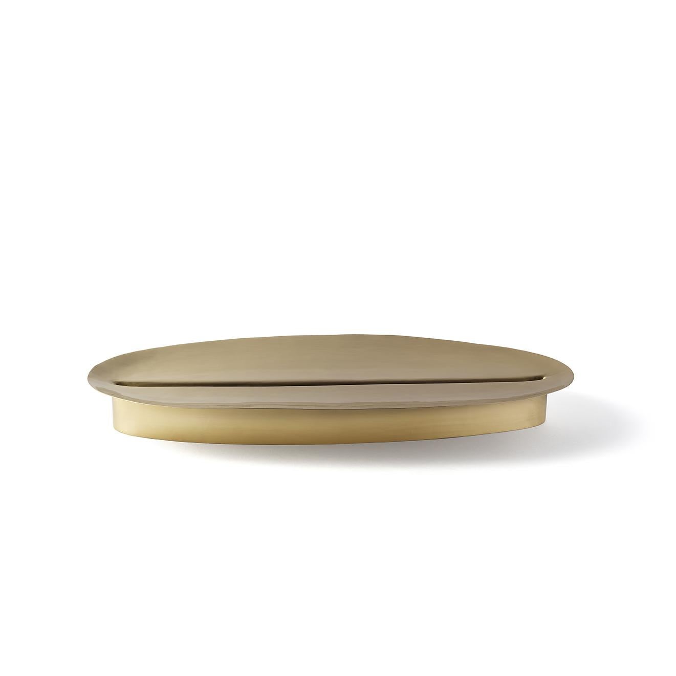 Adspera is a centerpiece in brass designed by Chiara Andreatti for Paola C. and it is part of the collection Coquille, a collection composed of cake stands, centerpieces, fruit bowls and vases, inspired by natural shapes that recall stylized shells.