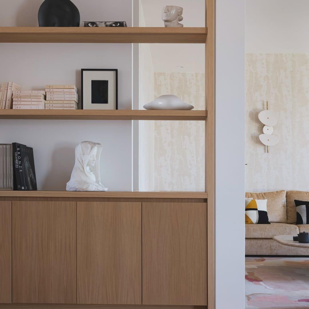 Lámpara de pared de cerámica escultórica minimalista en blanco roto con varilla de latón de Elsa Foulon en venta 4
