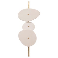 Minimalistische Off-White Skulpturale Wandlampe aus Keramik mit Messingstab von Elsa Foulon