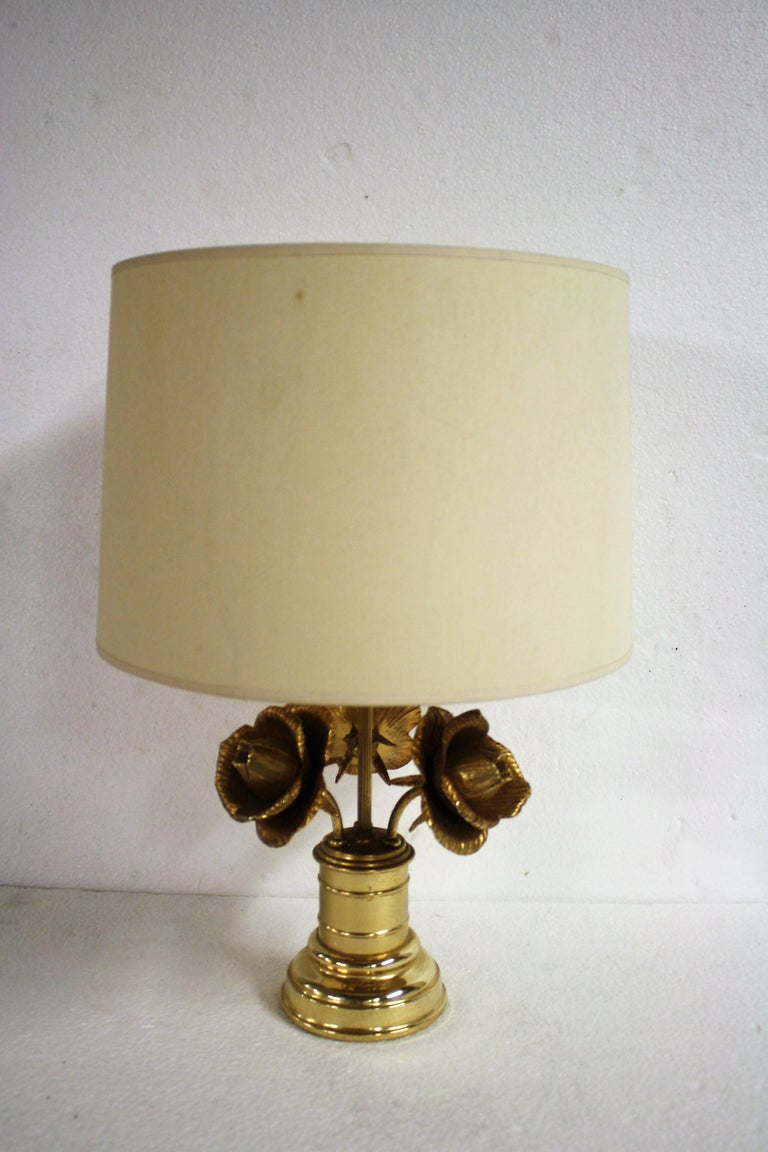 Beautiful table lamp made of brass depicting three detailed rose flowers.

Slight patina on both the base and the flowers.

The lamp was probably manufactured in France and strongly resembles the style of Maison Charles table lamps.

To be