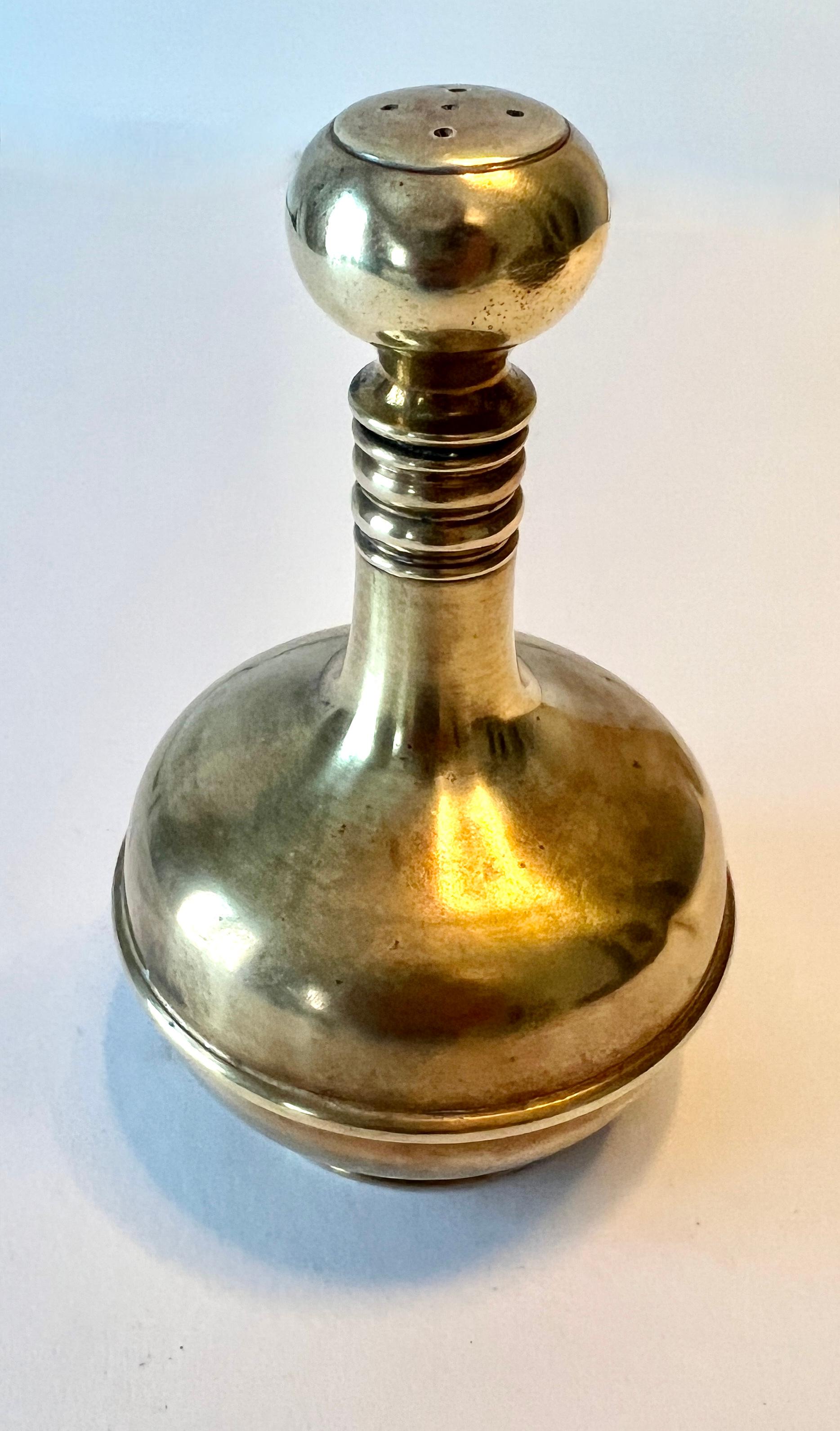 Ein Rosensprenger aus Messing - Schönes einfaches Design.

Im Allgemeinen wird er für religiöse Rituale verwendet, aber im Alltag eignet er sich auch zum Bügeln, zum Gießen kleiner Zimmerpflanzen, zum Besprühen des Bettes mit Rosenwasser und anderen