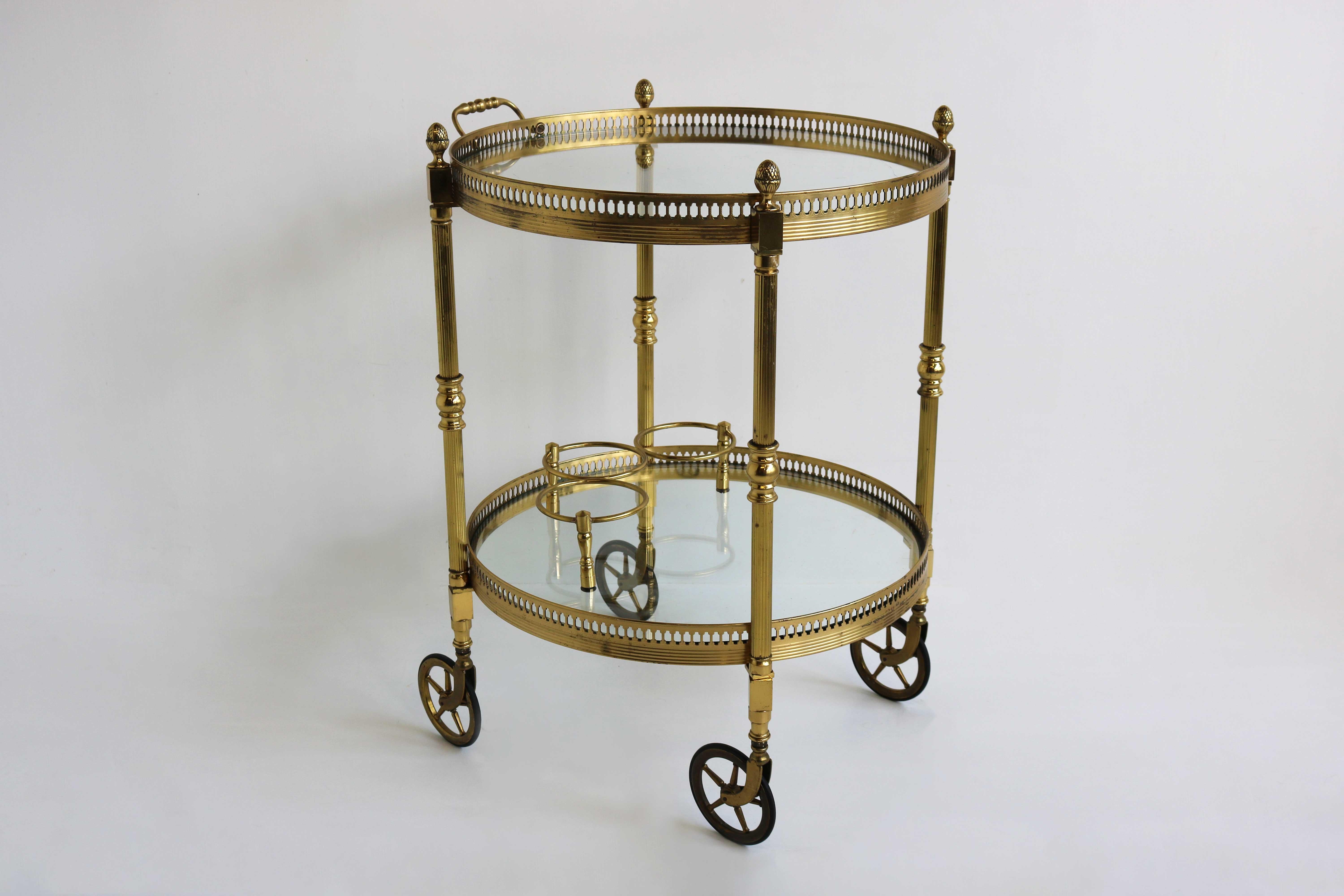Neoclassical Style Maison Jansen French 1970 bar cart / drinks trolley brass glass round.
Superb two-level circular bar trolley / bar cart / serving trolley in brass, from famous French designer Maison Jansen, circa 1970.
Lovely round model with