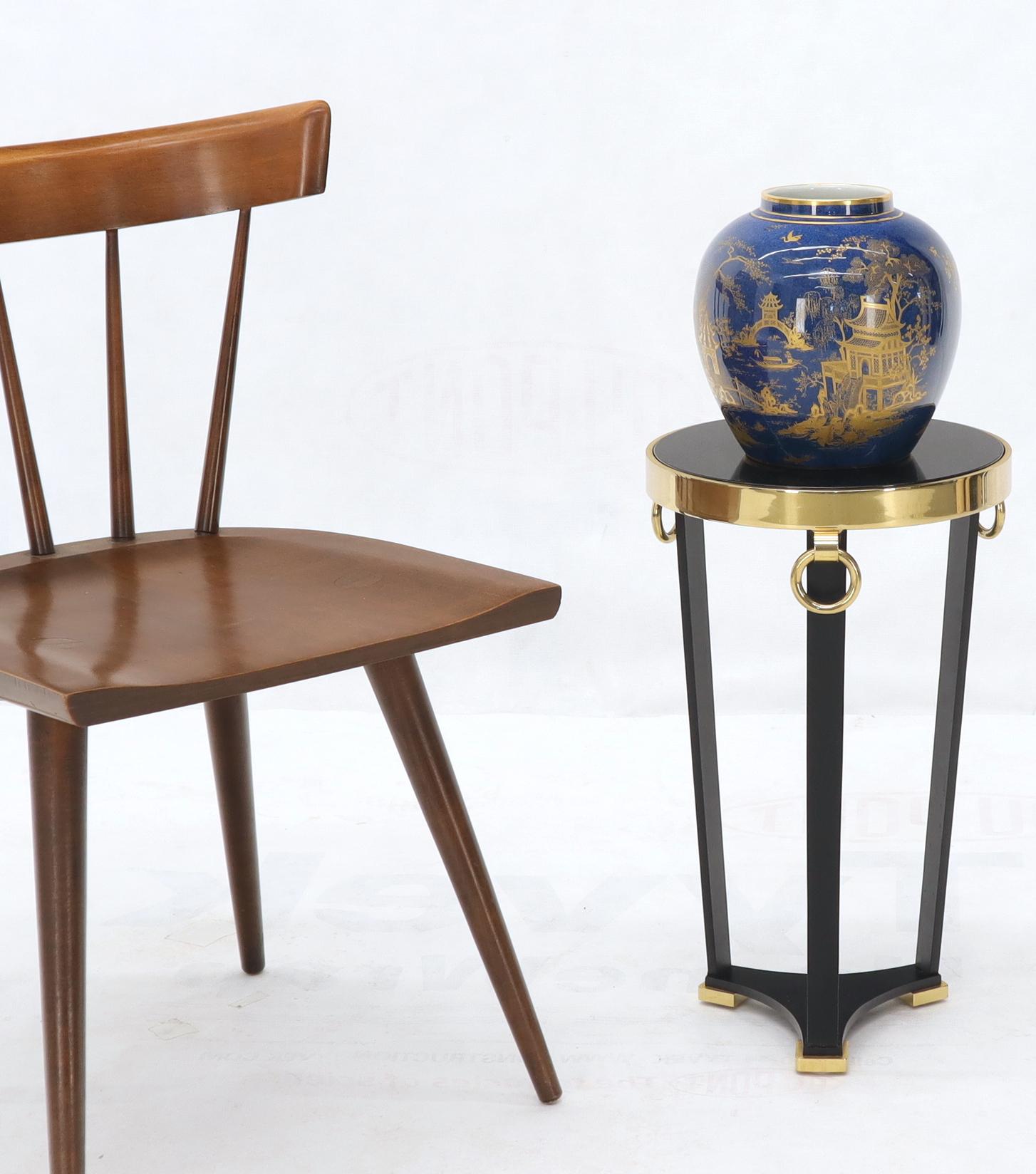 Pieds et bandeau en laiton usiné avec accents d'anneaux en granit pour le côté supérieur, la table d'appoint, le piédestal ou le petit guéridon. Dans le style de Parzinger.