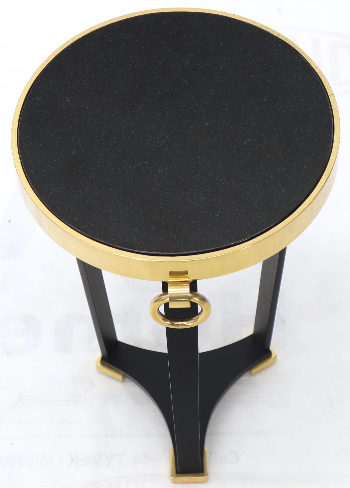 Laiton Table d'appoint en laiton et plateau rond en granit noir à trois pieds griffés sur piédestal en vente