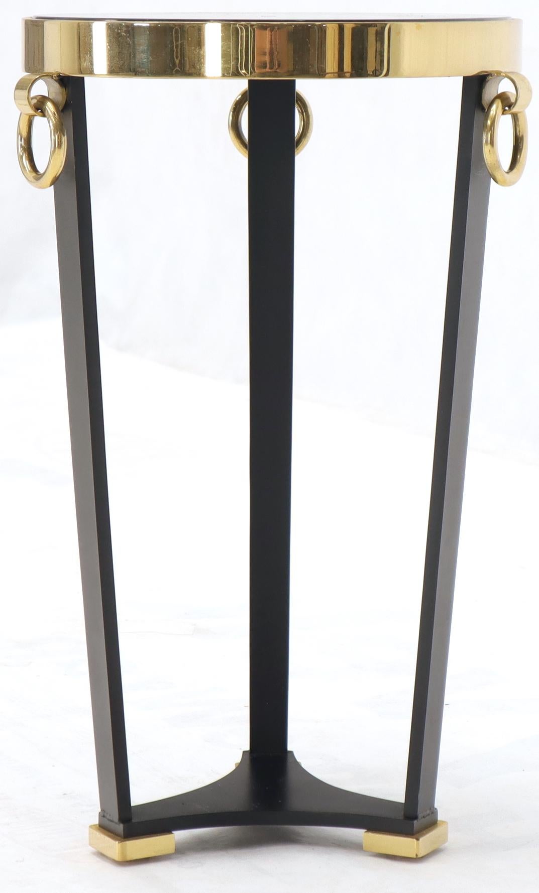 Table d'appoint en laiton et plateau rond en granit noir à trois pieds griffés sur piédestal en vente 1