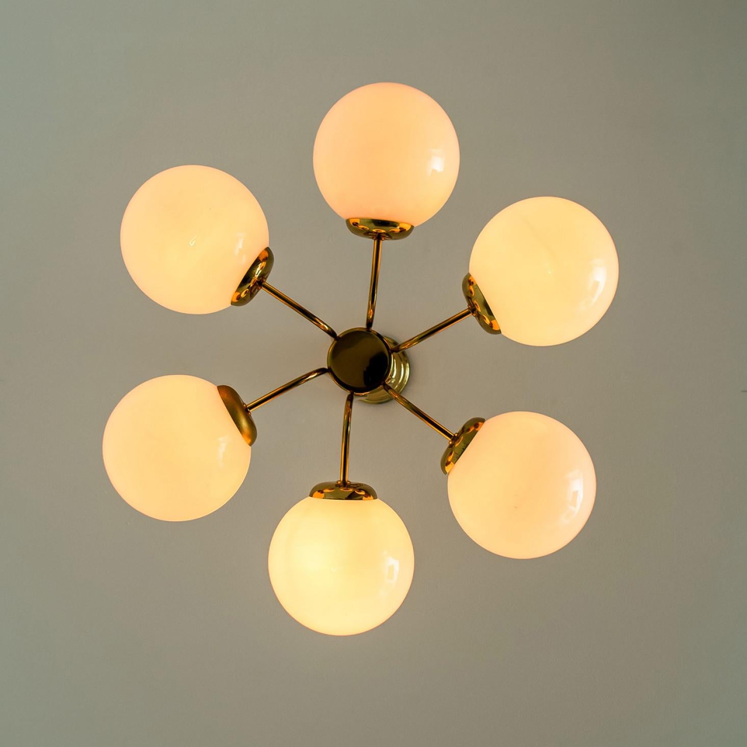 Lampadario rotondo in ottone, Limburg, anni '70 In condizioni buone in vendita a Rijssen, NL