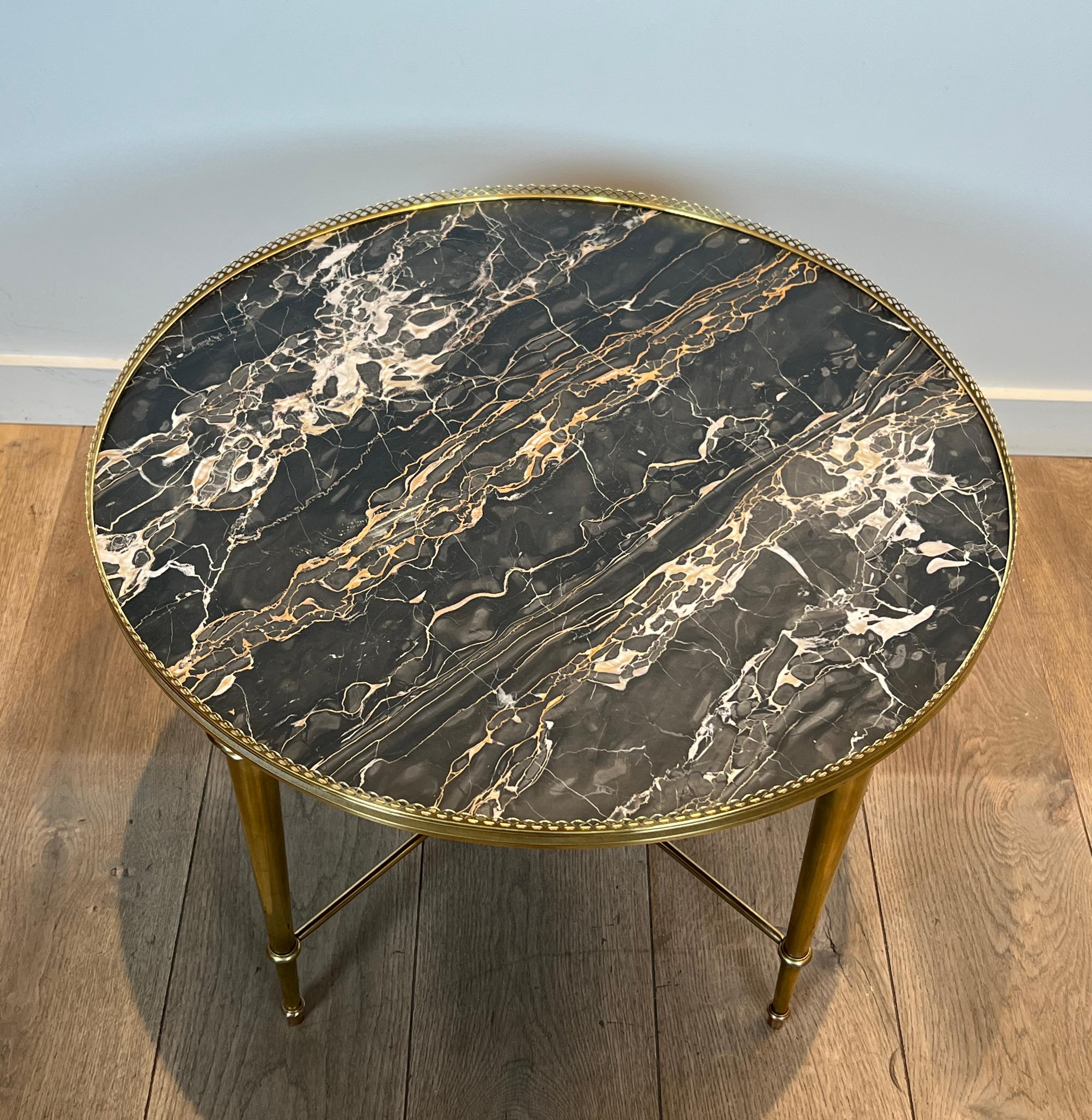 Brass Round Coffee Table with Marble Top by Maison Ramsay In Good Condition For Sale In Marcq-en-Barœul, Hauts-de-France