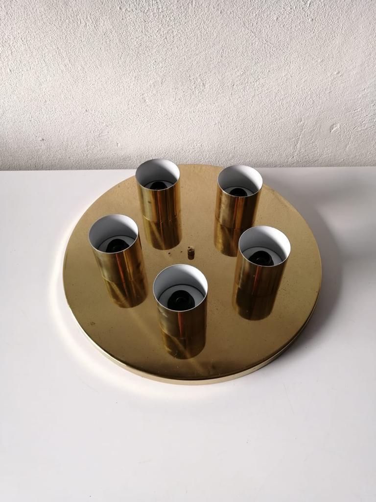 Plafonnier rond en laiton Minimalist 5 socket lamp par Beisl Leuchte, 1960s, Allemagne

5 têtes très élégant design rare montage encastré. 

Il est très idéal et convient à tous les espaces de vie.


La lampe est en bon état. Aucun dommage,