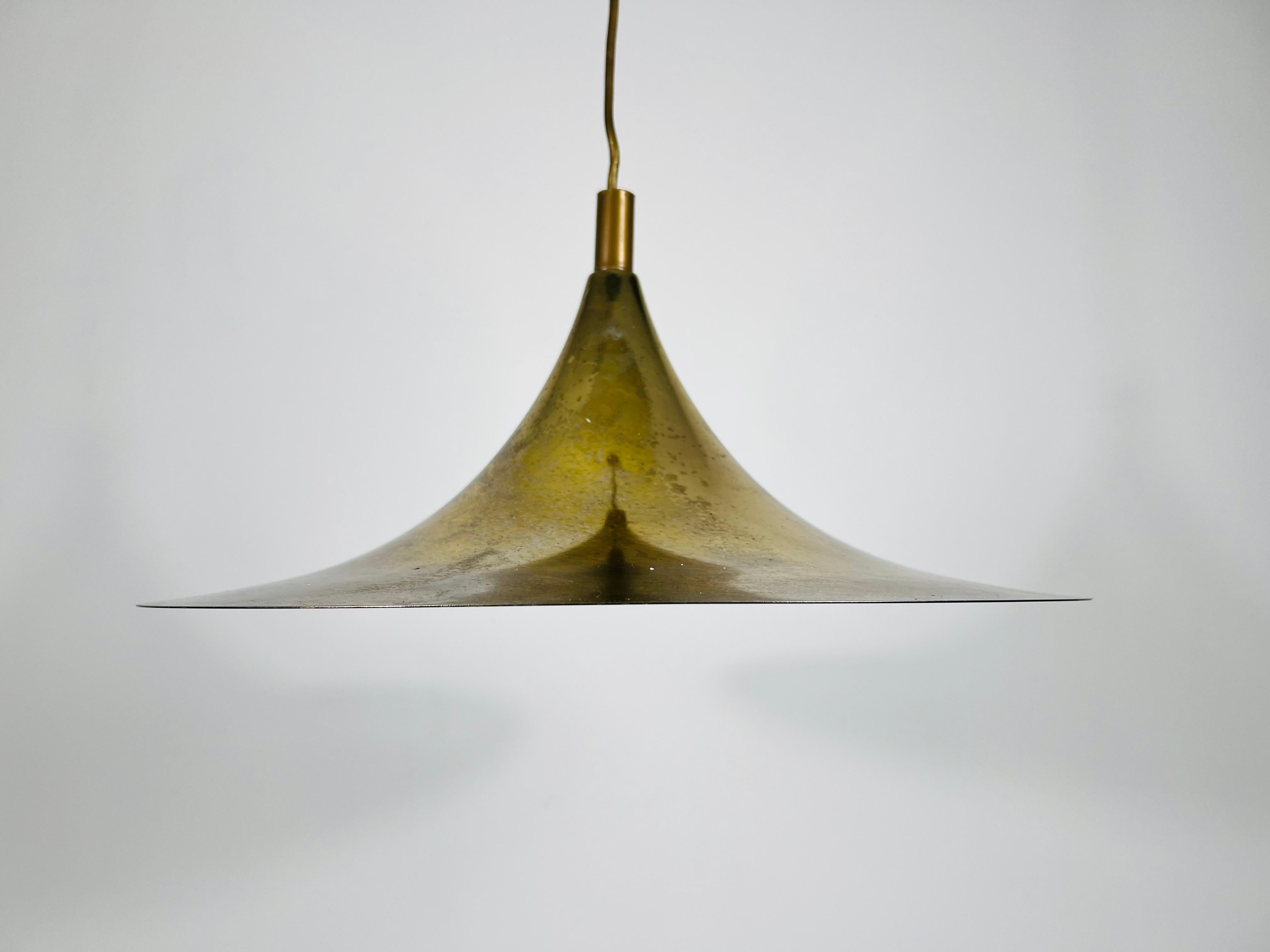 Lampada a sospensione rotonda in ottone di Fog & Mørup, anni '70 In condizioni buone in vendita a Hagenbach, DE