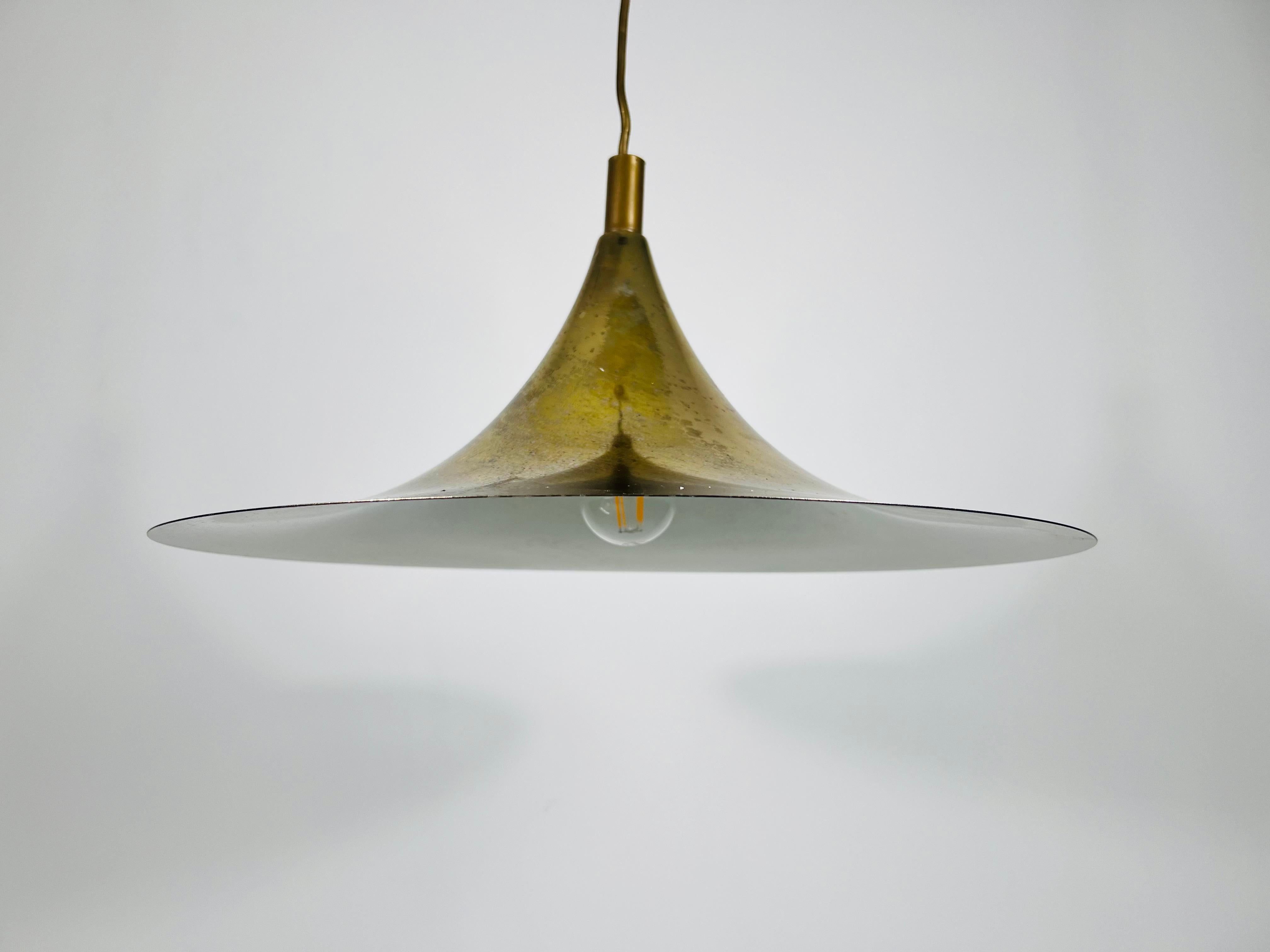 Fine XX secolo Lampada a sospensione rotonda in ottone di Fog & Mørup, anni '70 in vendita