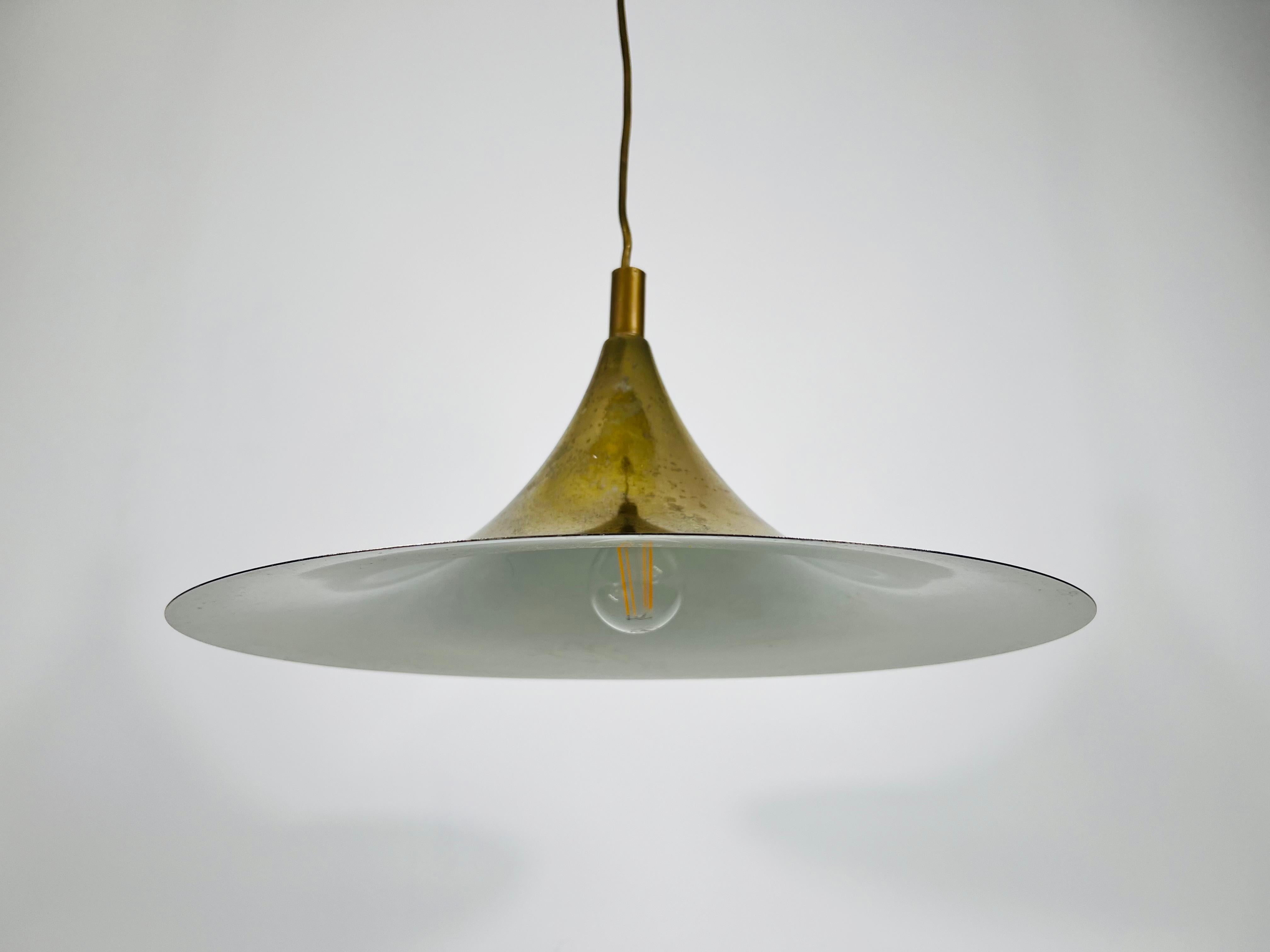 Lampada a sospensione rotonda in ottone di Fog & Mørup, anni '70 in vendita 1