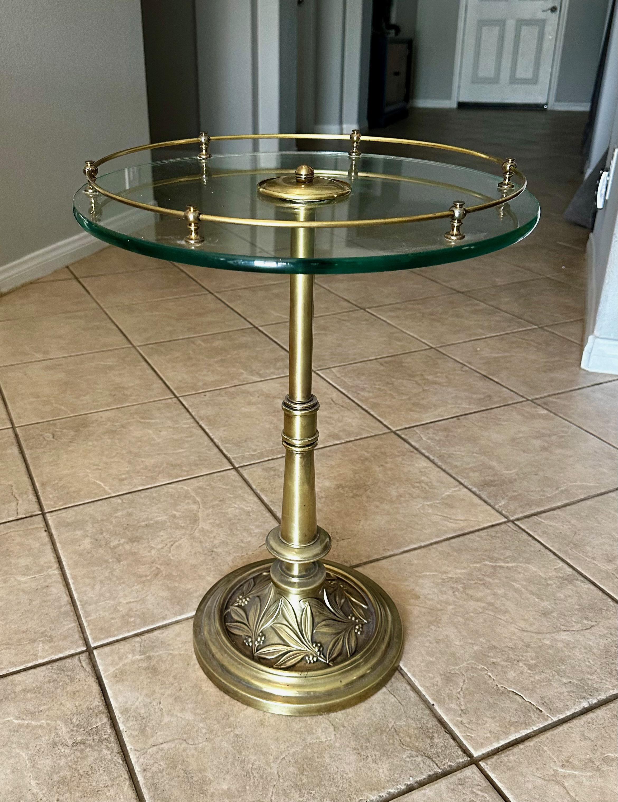 Brass Embossed Leaf Round Side End Table In Good Condition For Sale In Palm Springs, CA