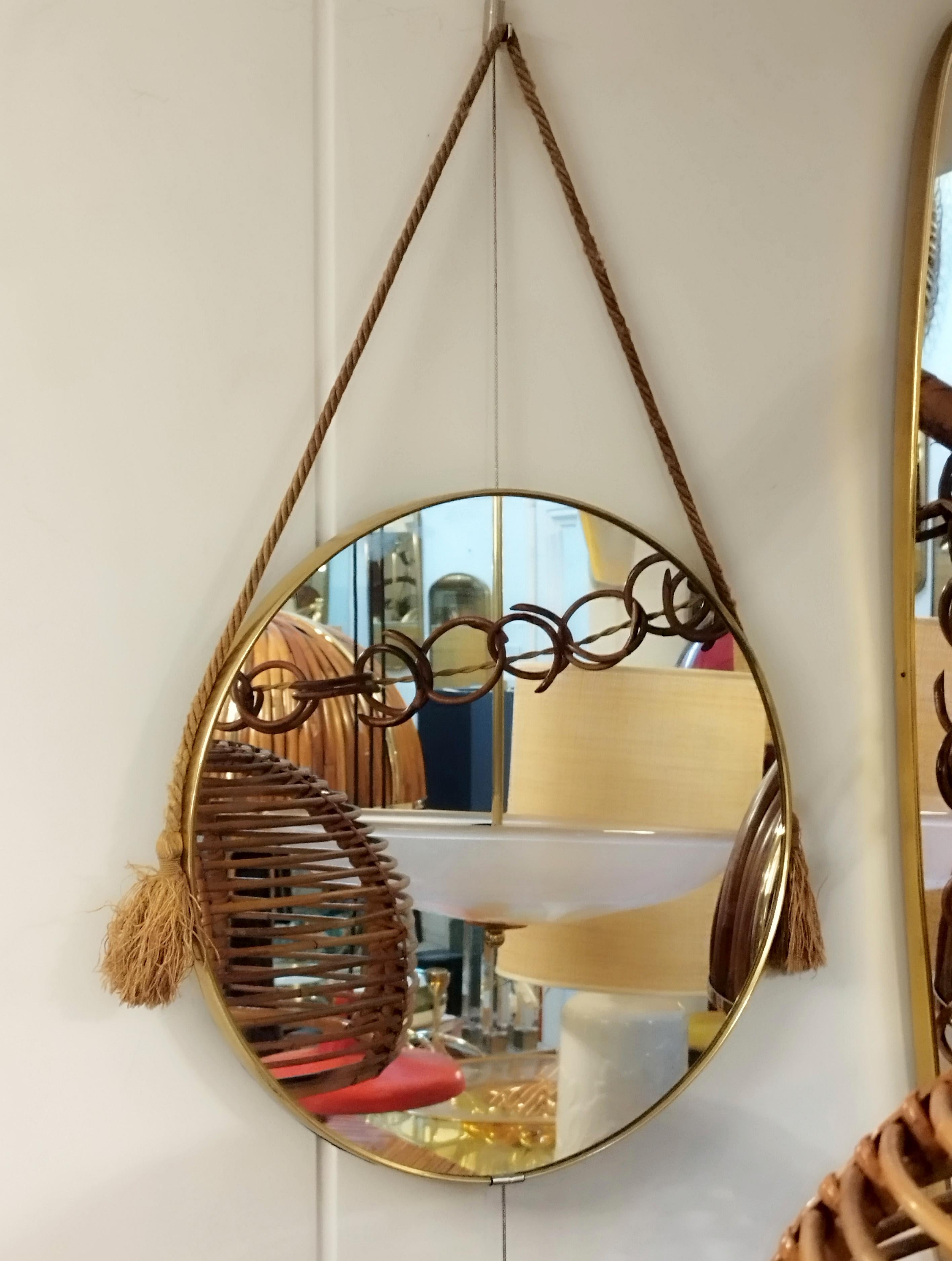 1950s round mirror of Italian manufacture.
Frame made of 3mm brass foil and hook made with braid cord and 