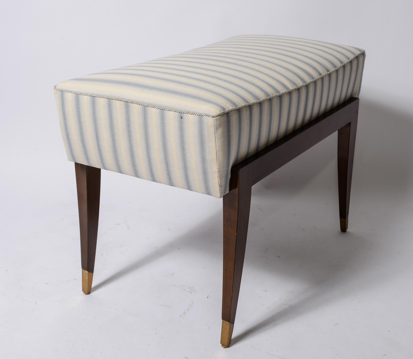 Eine elegante Bank, die an Jules Leleu erinnert.
Originale saubere Oberfläche
Ältere saubere Polstermöbel
Messing Sabat konische Beine