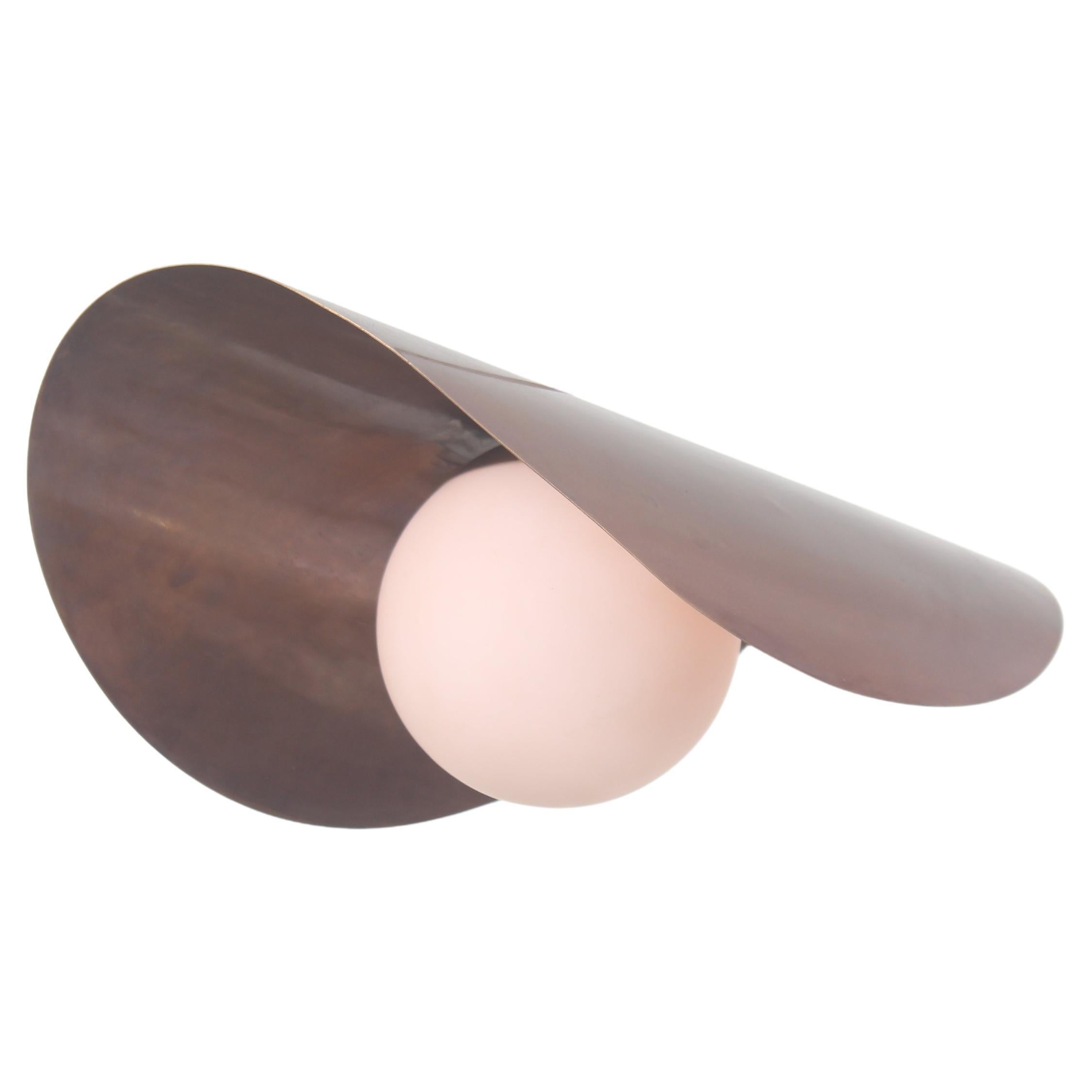 Messing Sattelförmige Pendelleuchte  mit Glaskugel