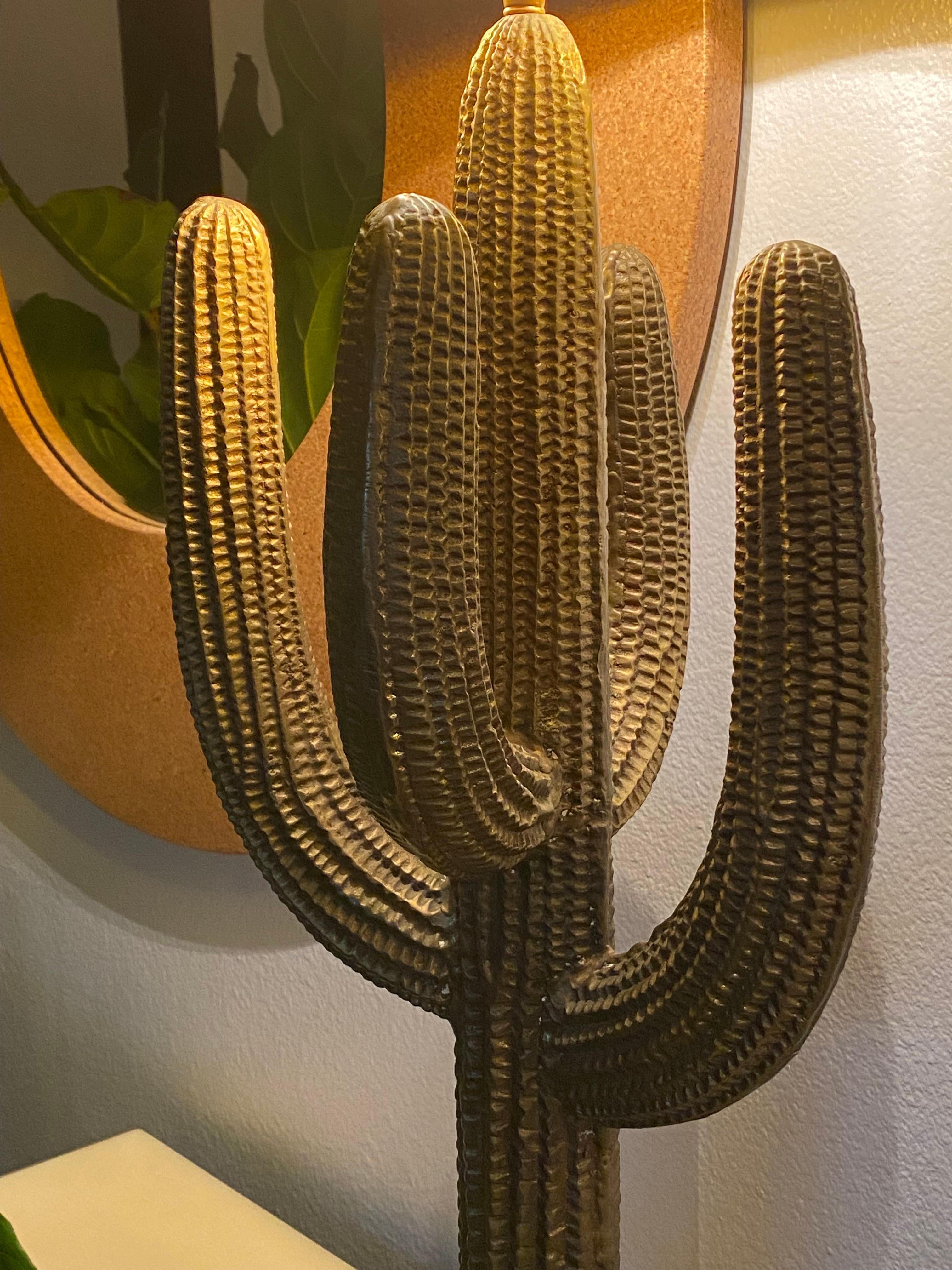 Patiné Lampe Saguaro Cactus en laiton en vente