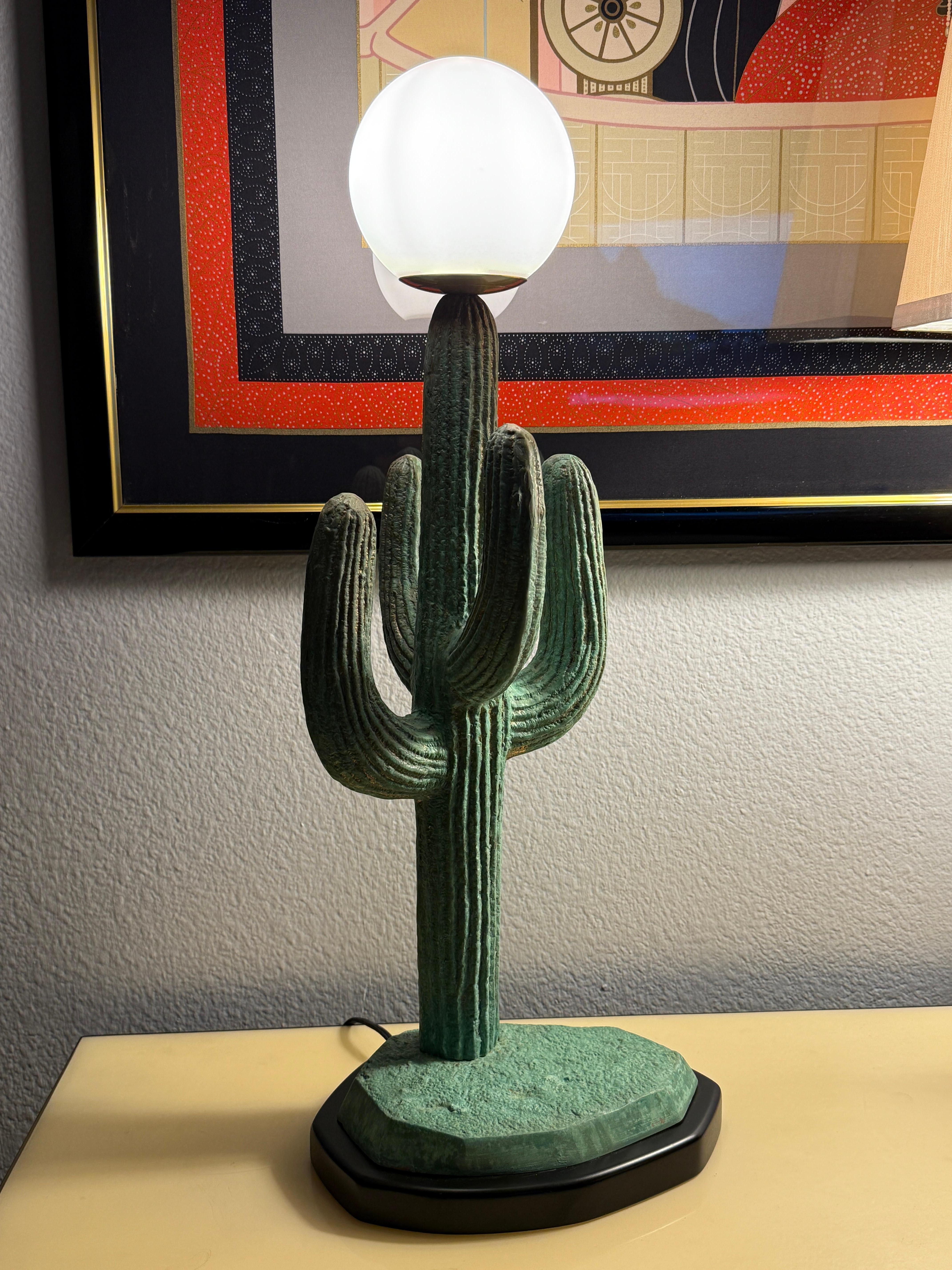 Lampada a cactus Saguaro in ottone con patina verde verdastra. Il paralume non è incluso. L'altezza totale è di 32