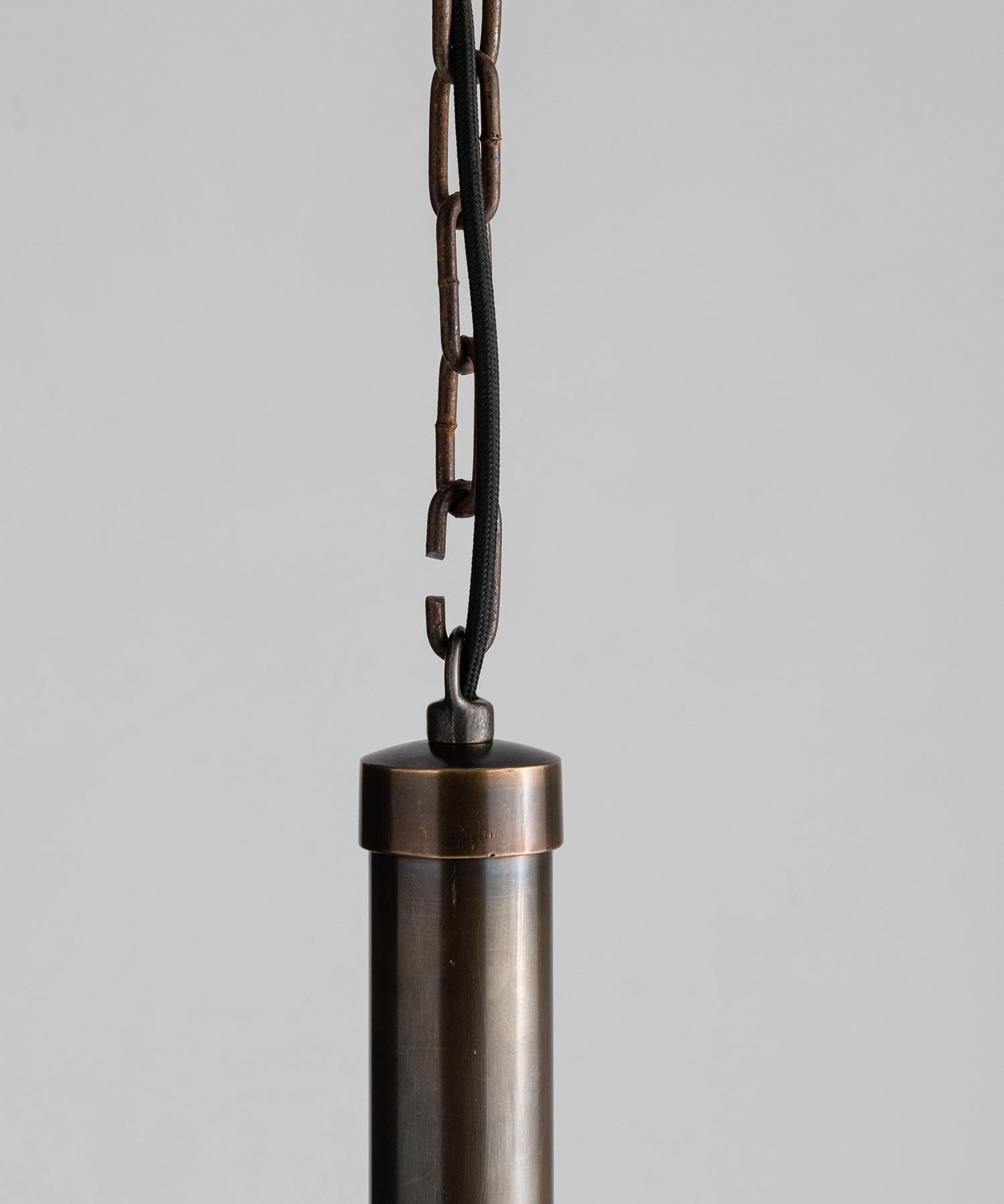 Lampe à suspension en laiton et verre satiné, fabriquée en Italie Neuf - En vente à Culver City, CA