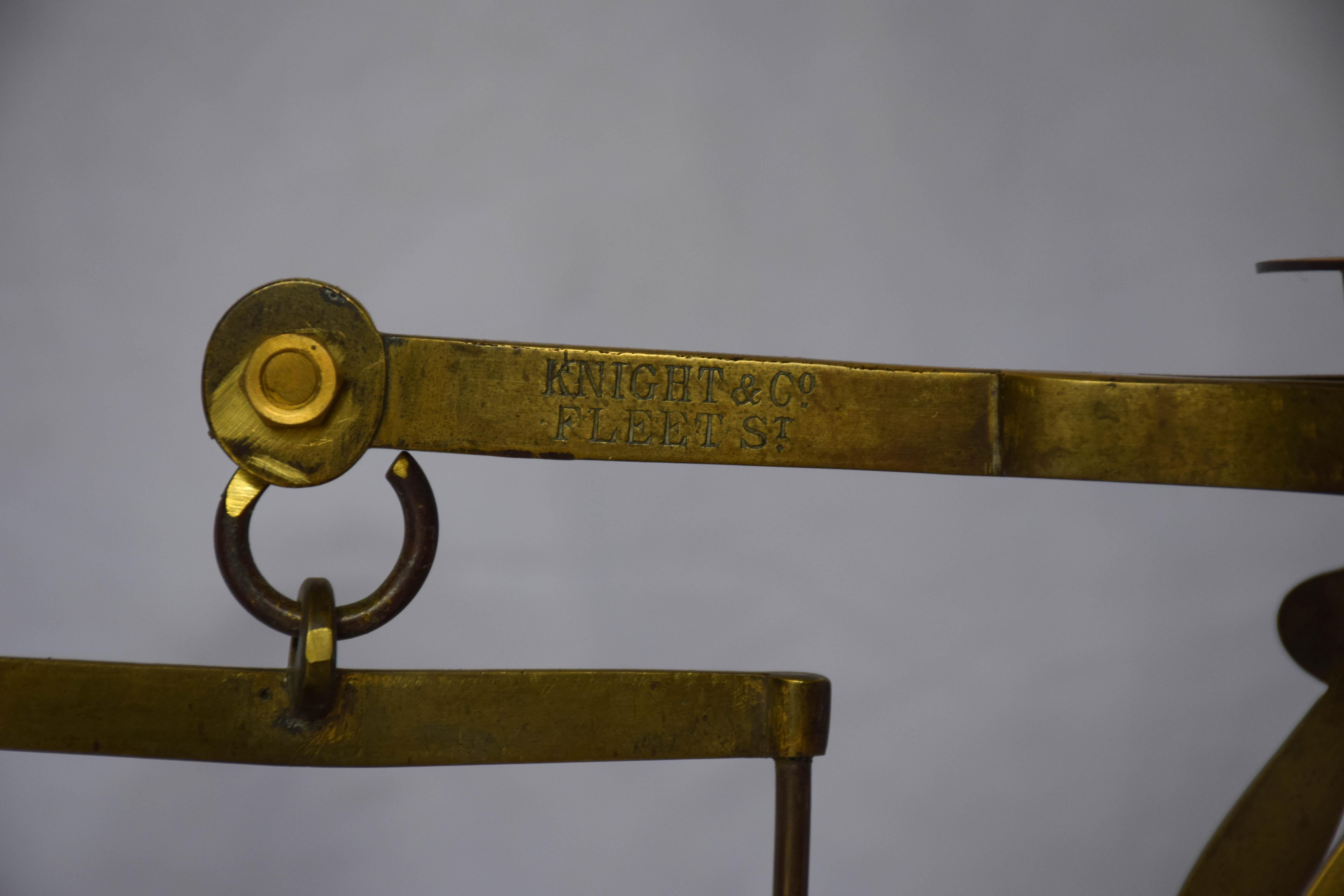Vieille balance à poids avec contrepoids. Il comprend trois contrepoids et le support de la plaque de contrepoids.