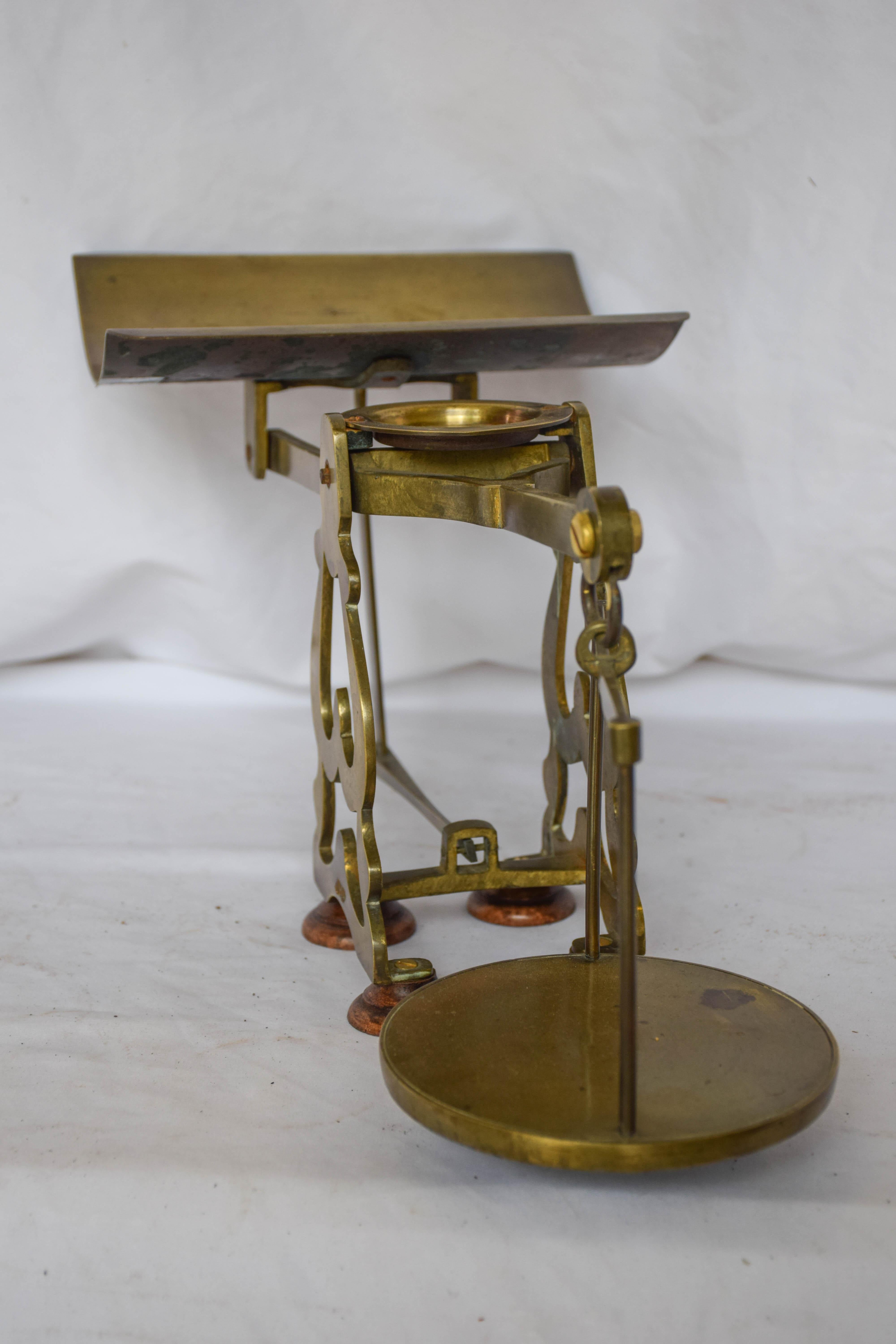 Brass Scale w/Weights In Good Condition For Sale In Houston, TX