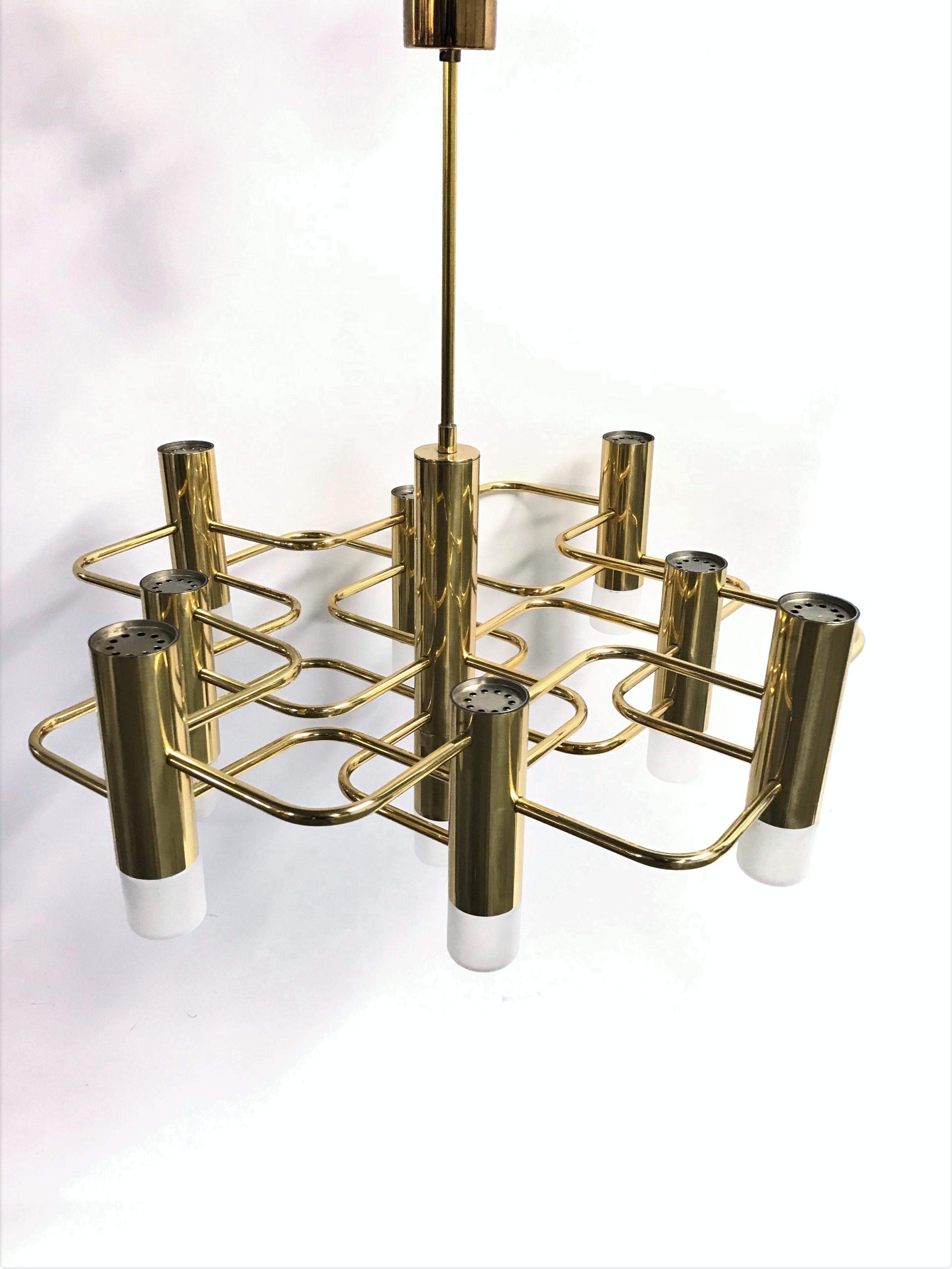Midcentury sciolari chandelier with 9-light points

Sculptural brass sciolari chandelier for boulanger with 9-light points.

The chandelier is in very good condition and in full working order.

Slightly patinated brass.

Tested and ready for