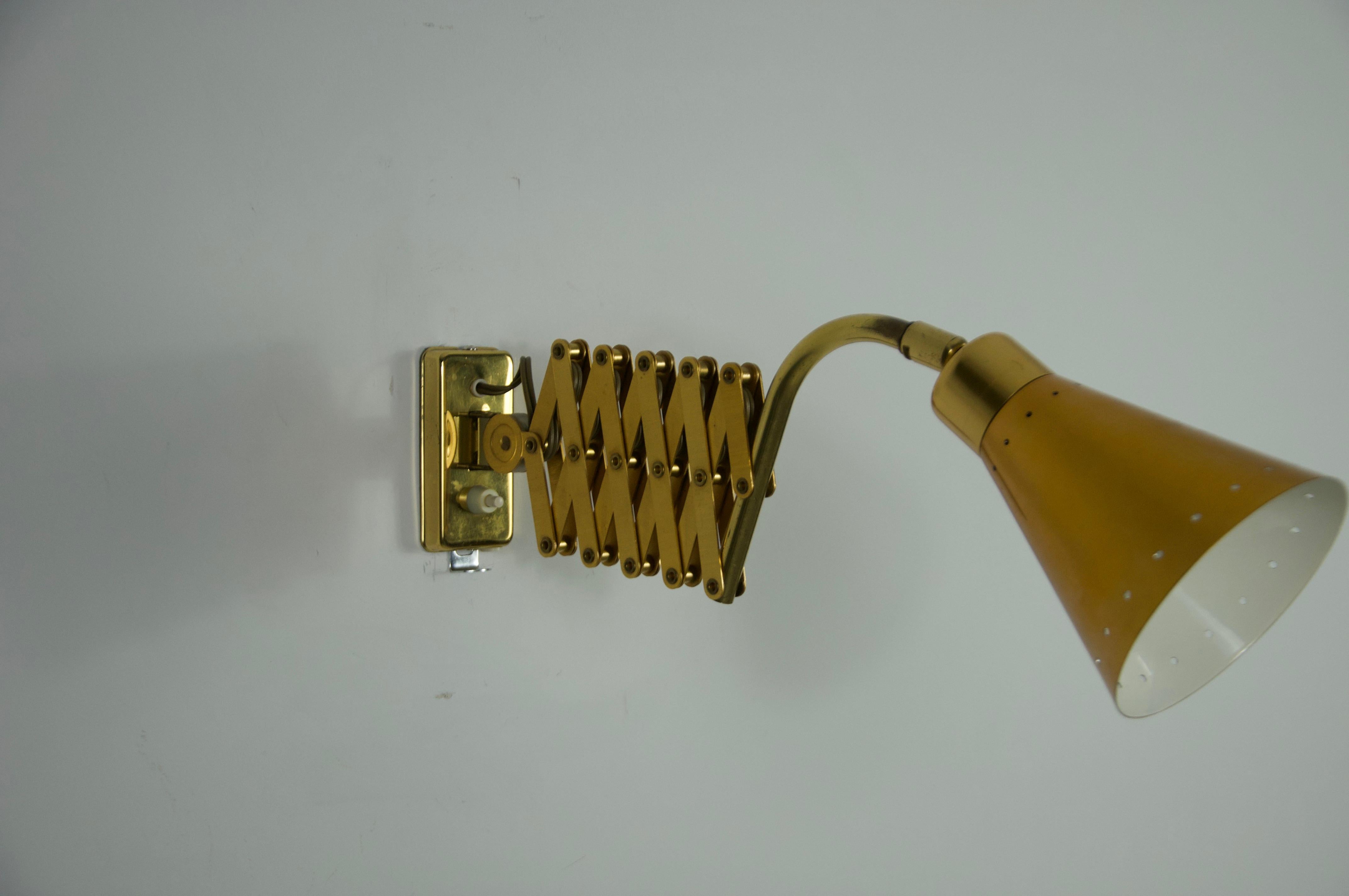 Lampada da parete a forbice in ottone, Germania, anni '70 in vendita 3