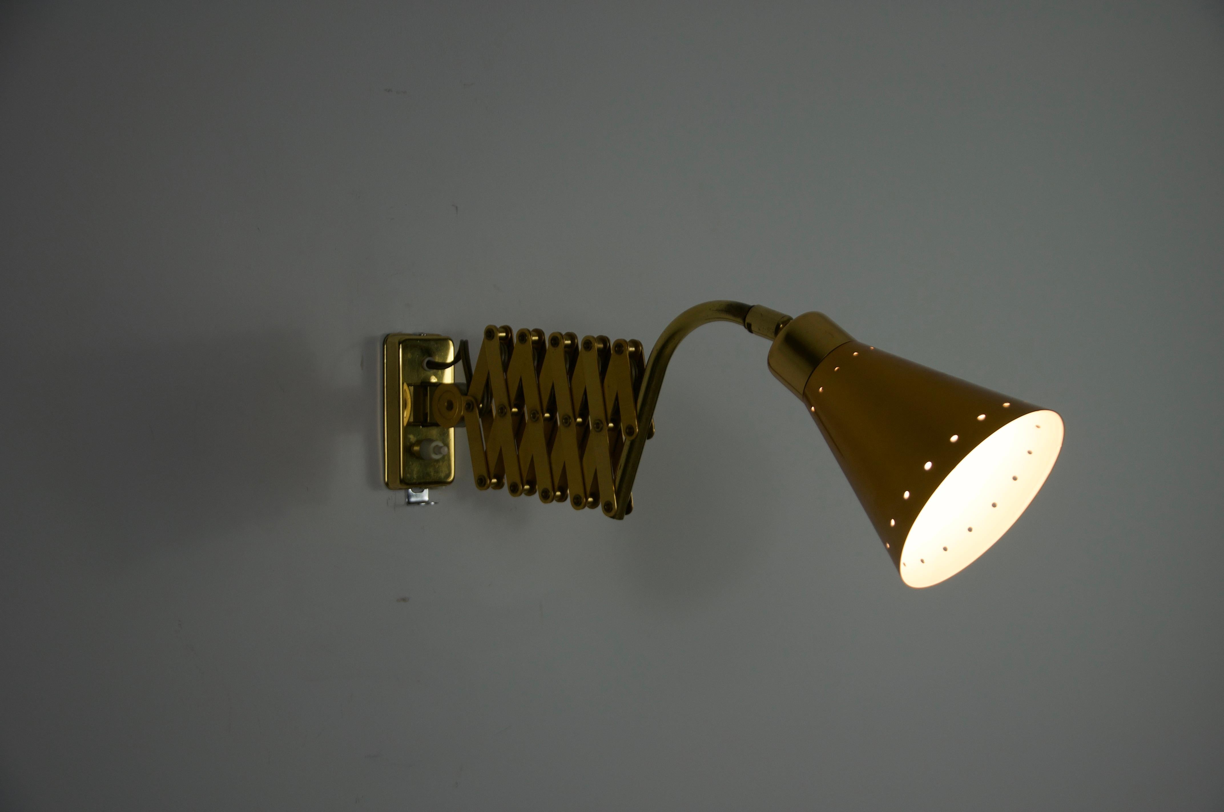 Lampada da parete a forbice in ottone, Germania, anni '70 in vendita 4