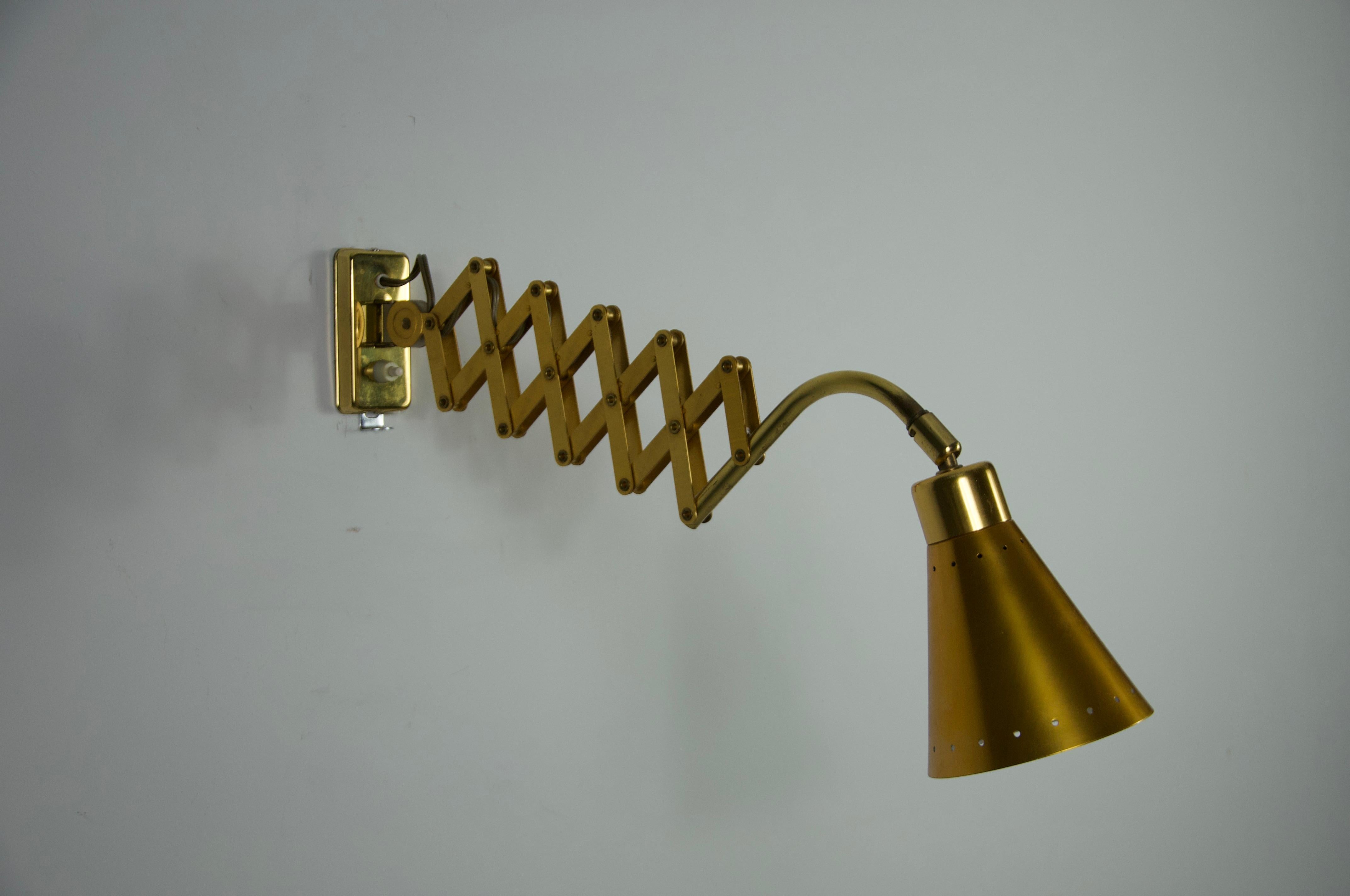 Tedesco Lampada da parete a forbice in ottone, Germania, anni '70 in vendita