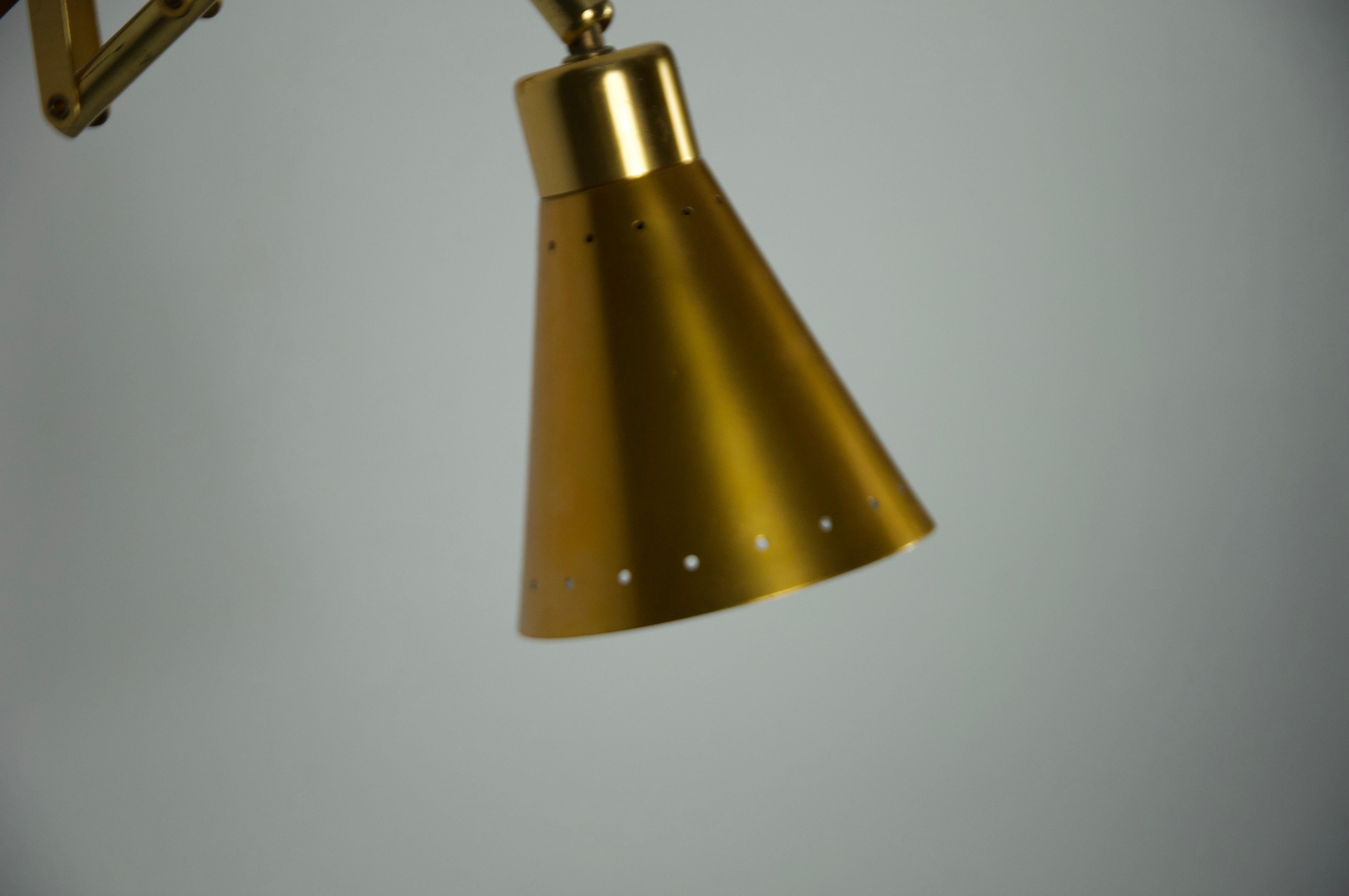 Lampada da parete a forbice in ottone, Germania, anni '70 In condizioni buone in vendita a Hagenbach, DE