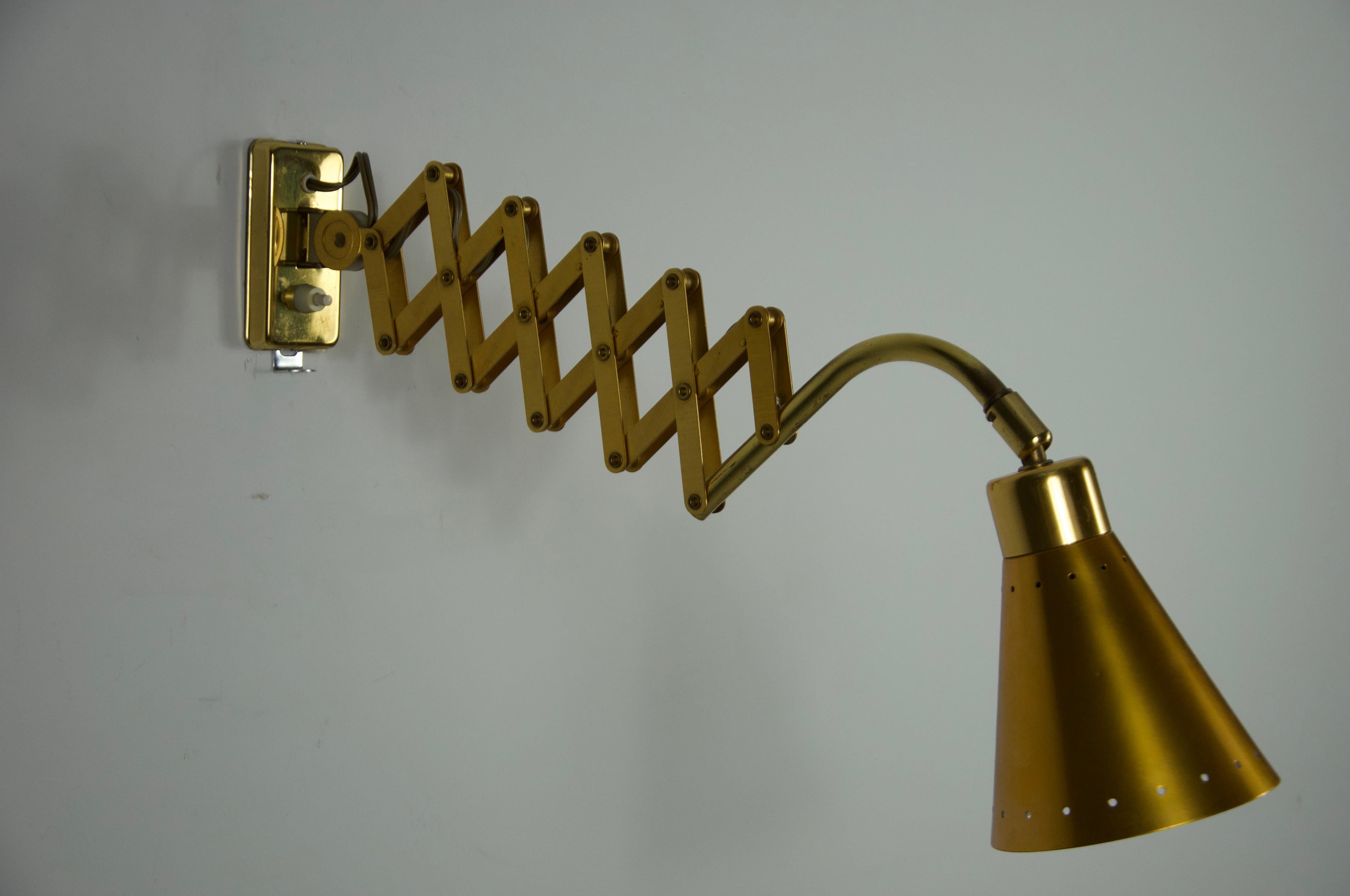 Lampada da parete a forbice in ottone, Germania, anni '70 in vendita 1