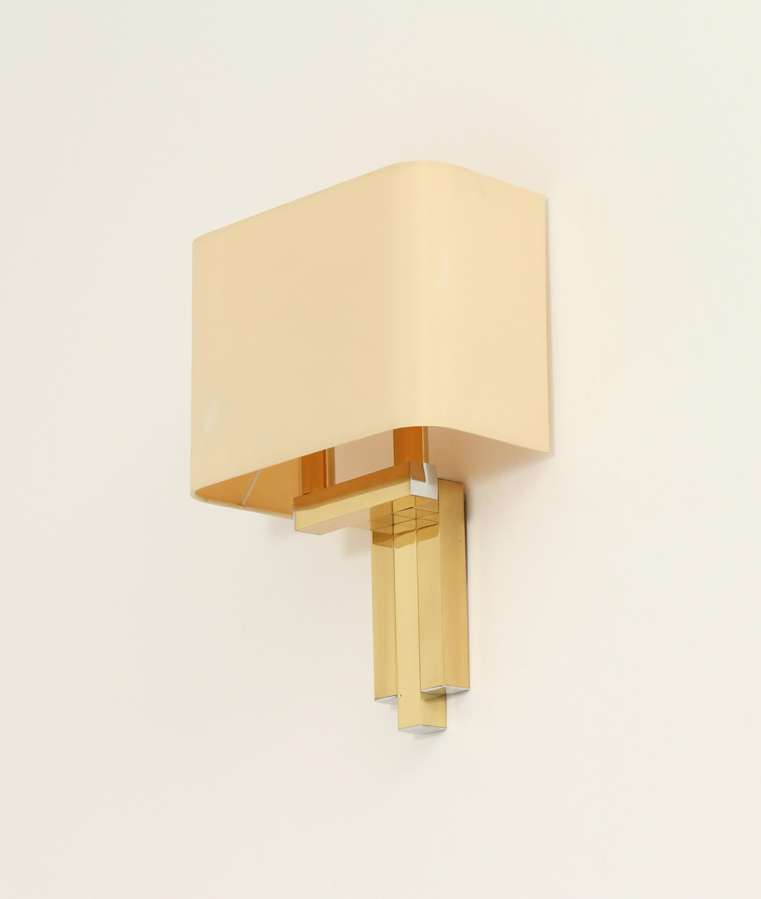 Applique progettata negli anni '70 da BD Lumica, Spagna. Struttura in ottone e paralume originale in tessuto con due lampadine E14.