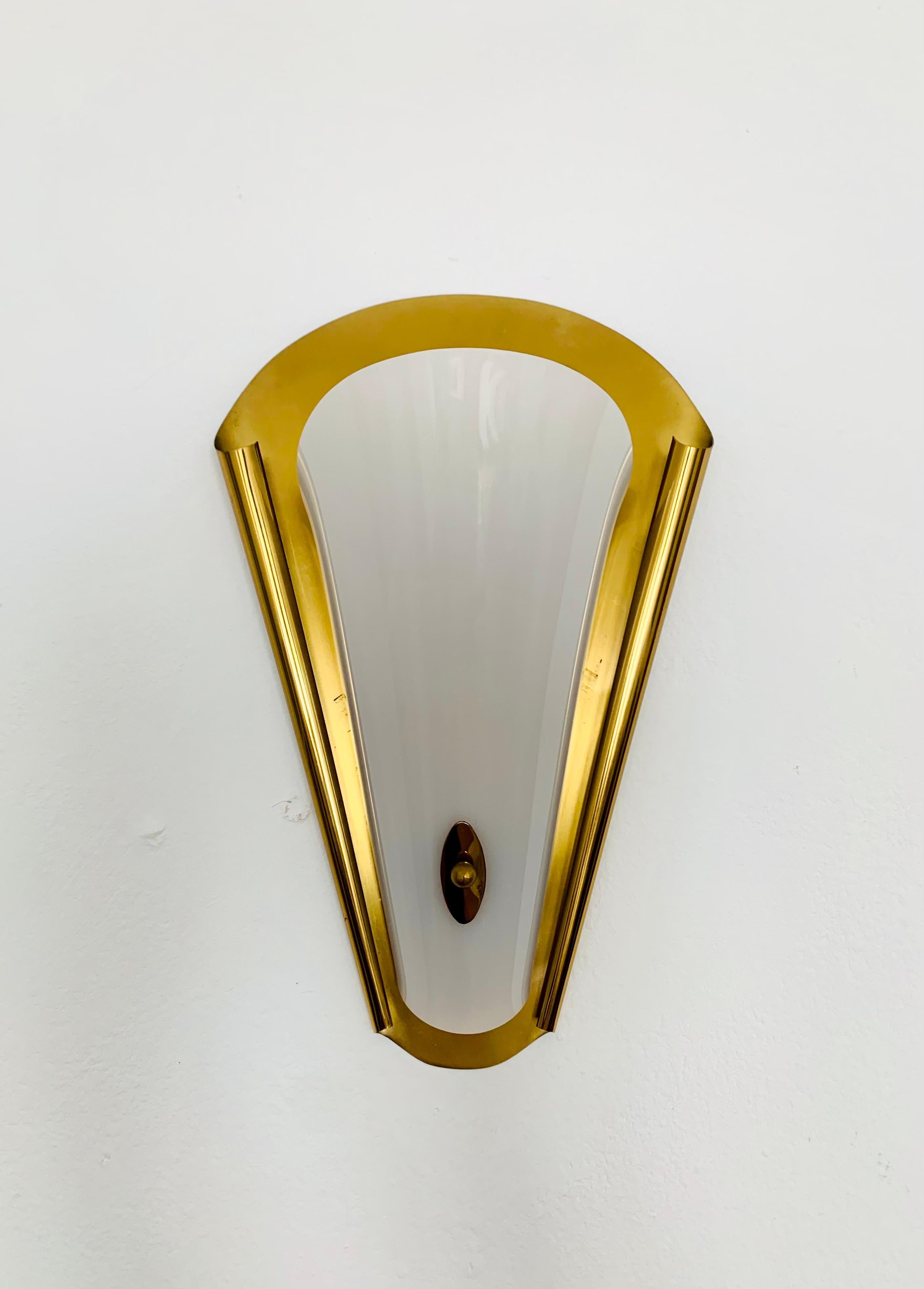 Très belle applique en laiton des années 1950.
Un design charmant avec des détails pleins d'amour.
Il crée un effet de lumière époustouflant et attire tous les regards dans chaque maison.

Condit :

Très bon état vintage avec de légers signes