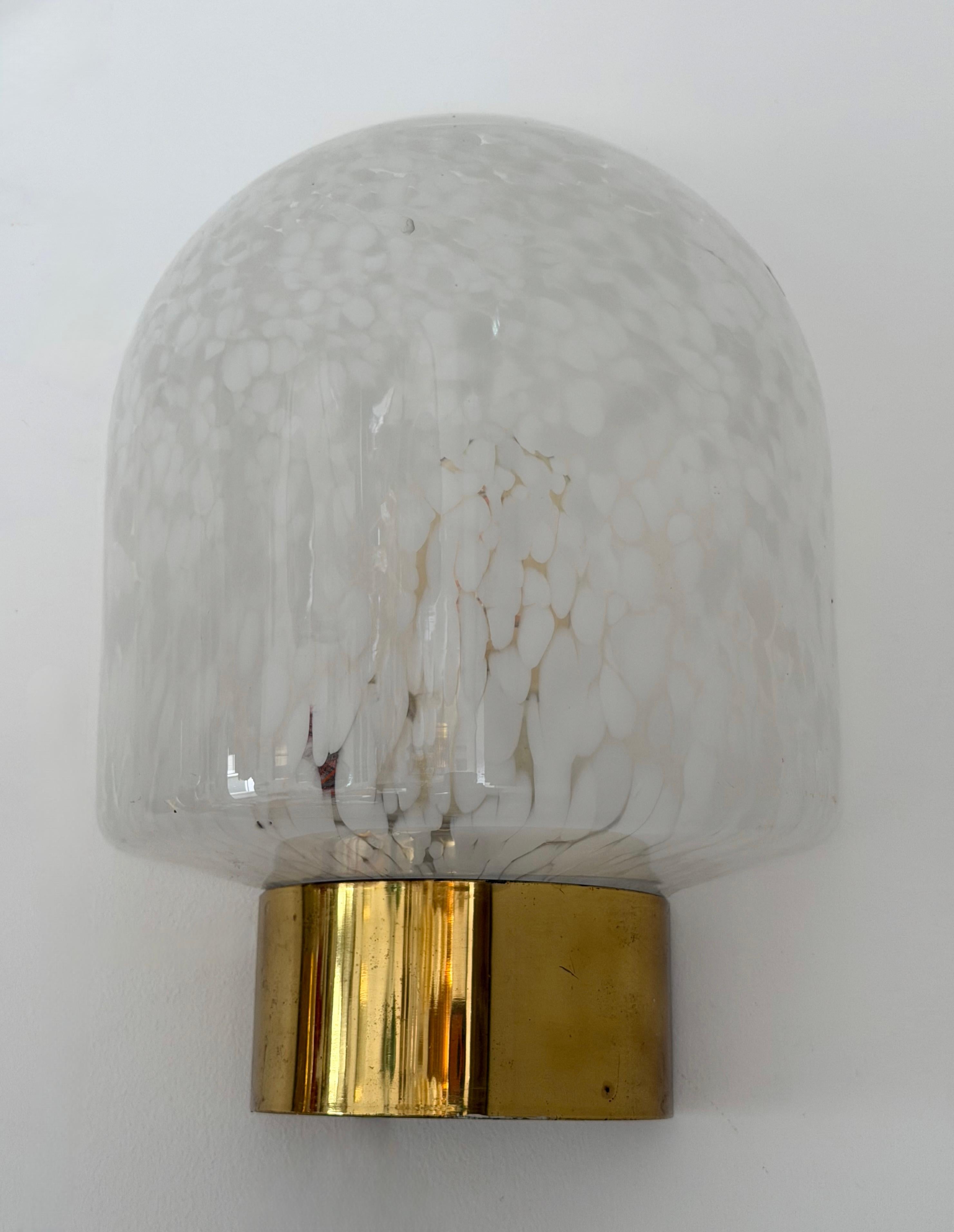 Lámpara de latón y cristal de Murano moteado blanco by ITRE, Italia, 1970s finales del siglo XX en venta