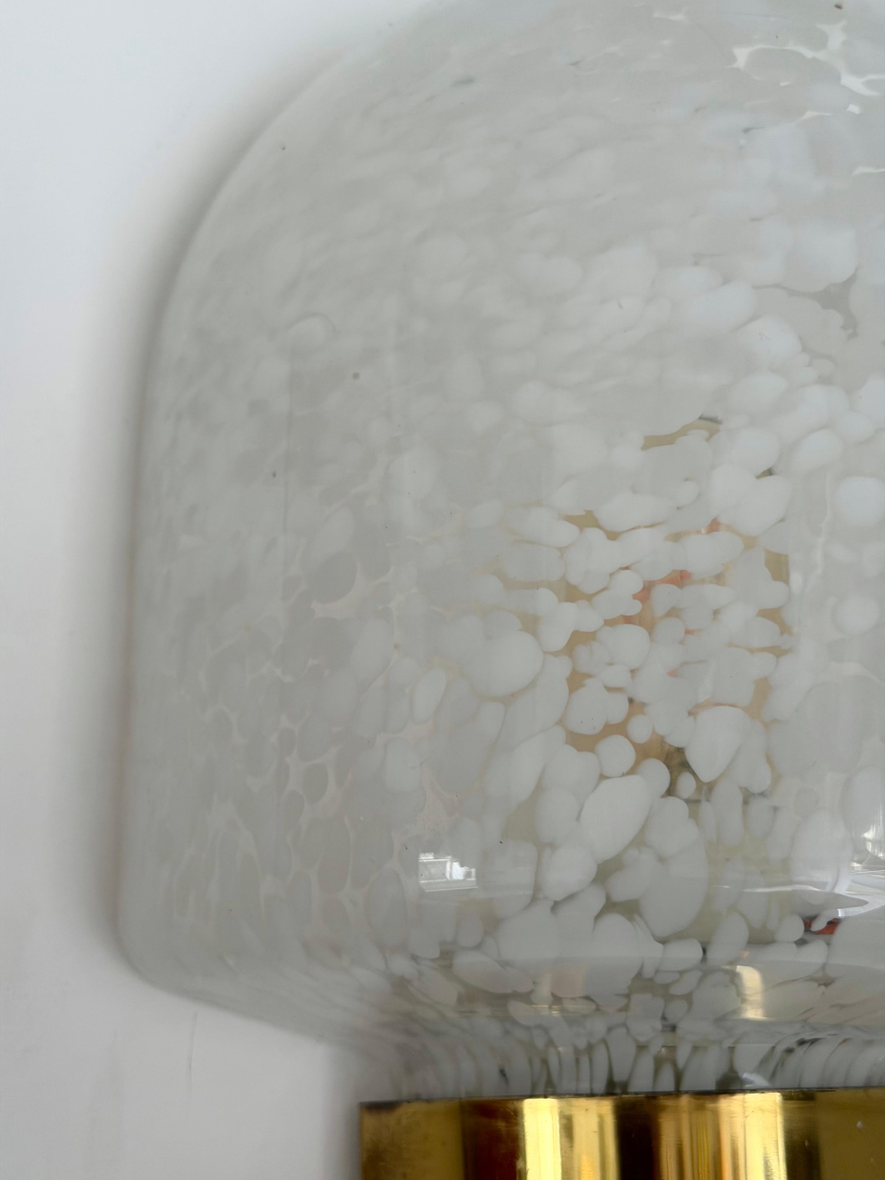 Lámpara de latón y cristal de Murano moteado blanco by ITRE, Italia, 1970s en venta 2