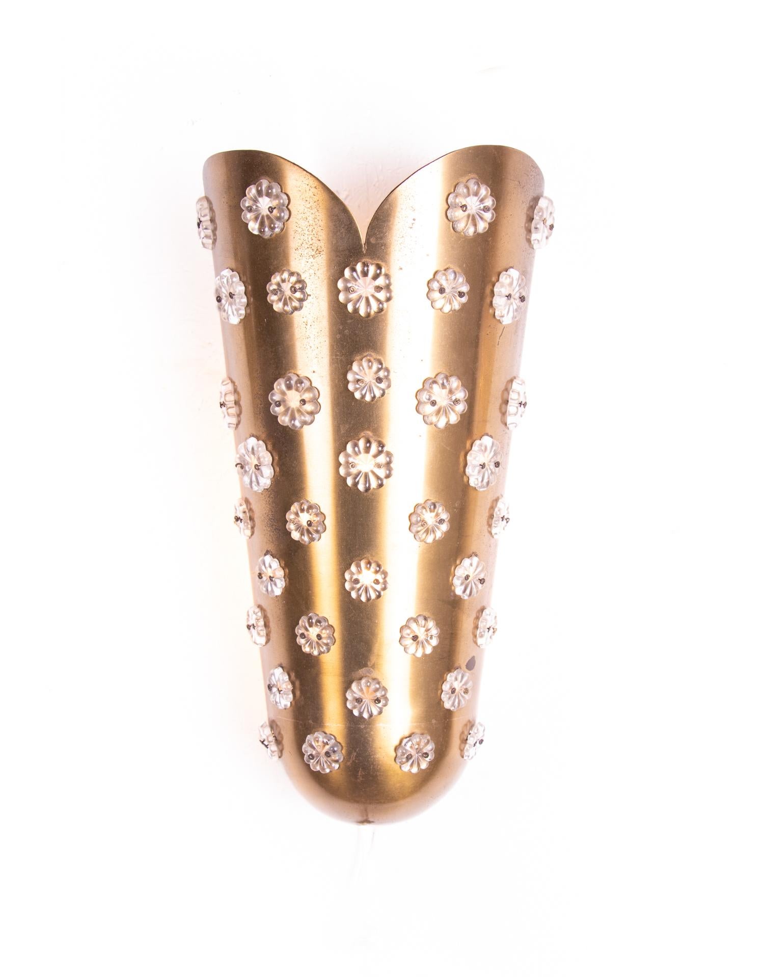 Charming rare wall sconce with crystal flowers on a brass frame. 
Manufactured in the 1950s by Emil Stejnar / Rupert Nikoll, Vienna. 
 
Measures: height 13