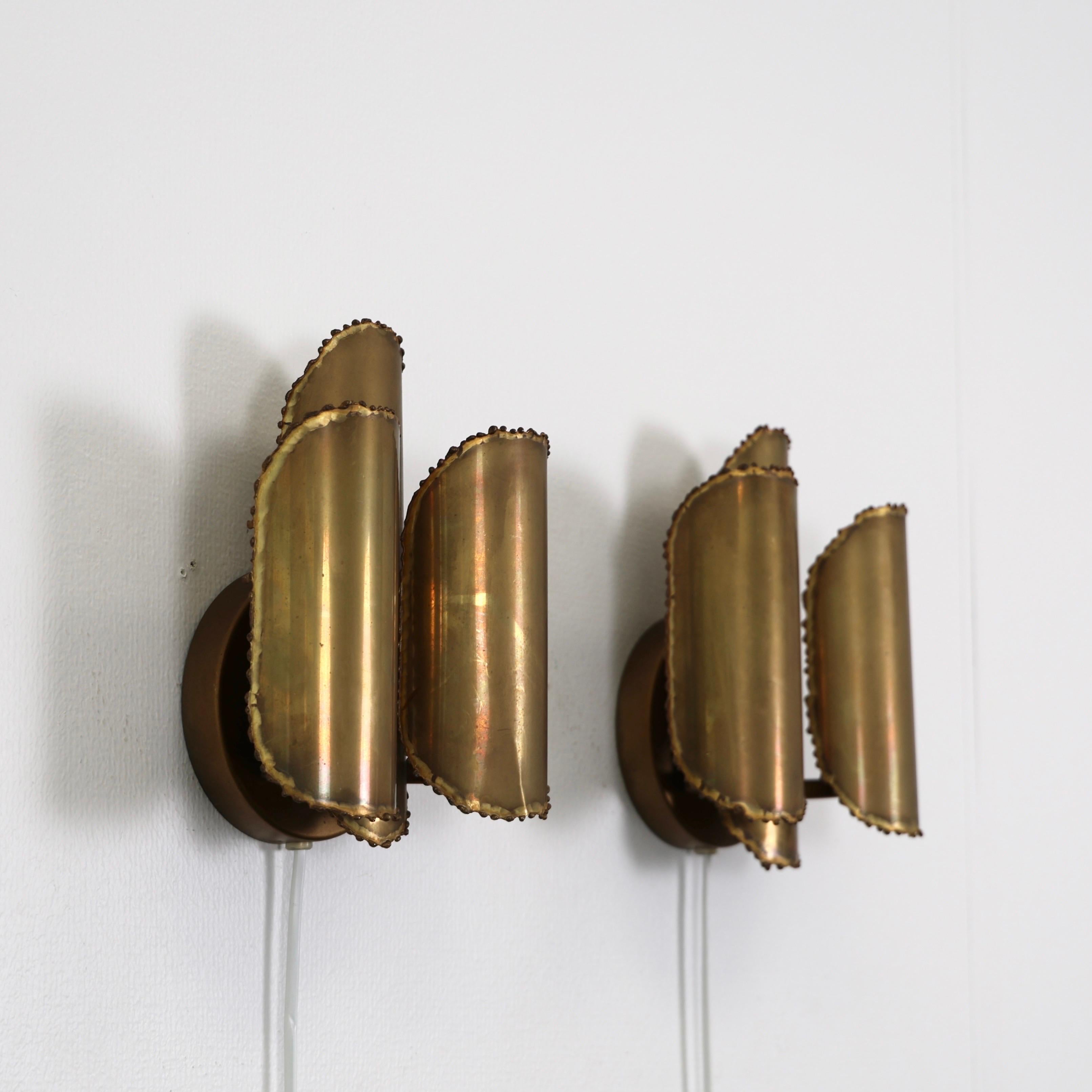 Seltenes Set von brutalistischen Messingleuchten, entworfen von Svend Aage Holm Sørensen in den 1960er Jahren. 

* Satz (2) geflammter Messingleuchter mit drei Schieferplatten
* Designer: Svend Aage Holm Sorensen
* Modell: 5233
* Hersteller: Holm