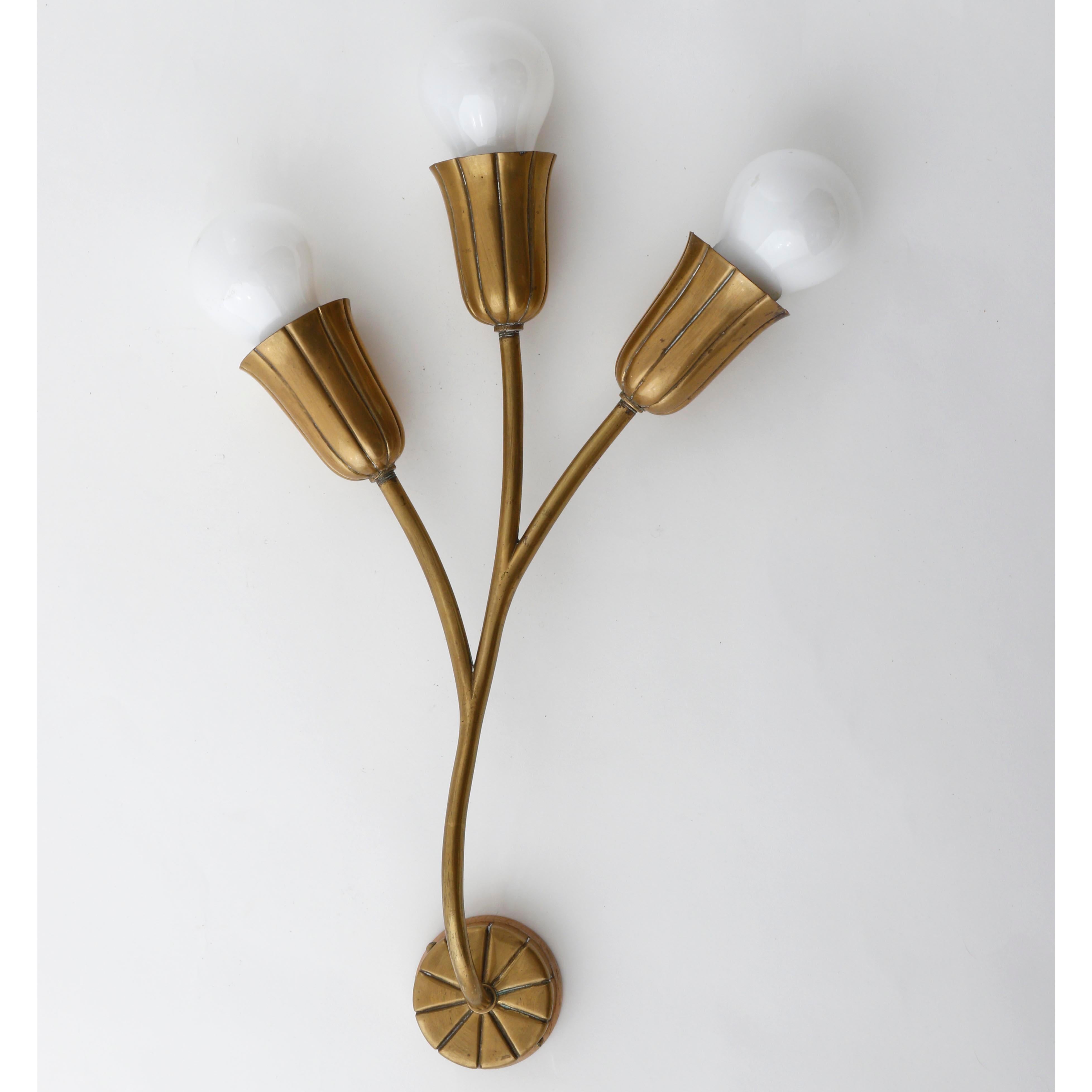 A pair of nice brass wall lamps probably manufactured in Italy in Mid-Century, circa 1960.
Each sconce has three sockets for small screw base candelabra E14 bulbs or LEDs.
They are in good condition with little and lovely patina.

Dimensions