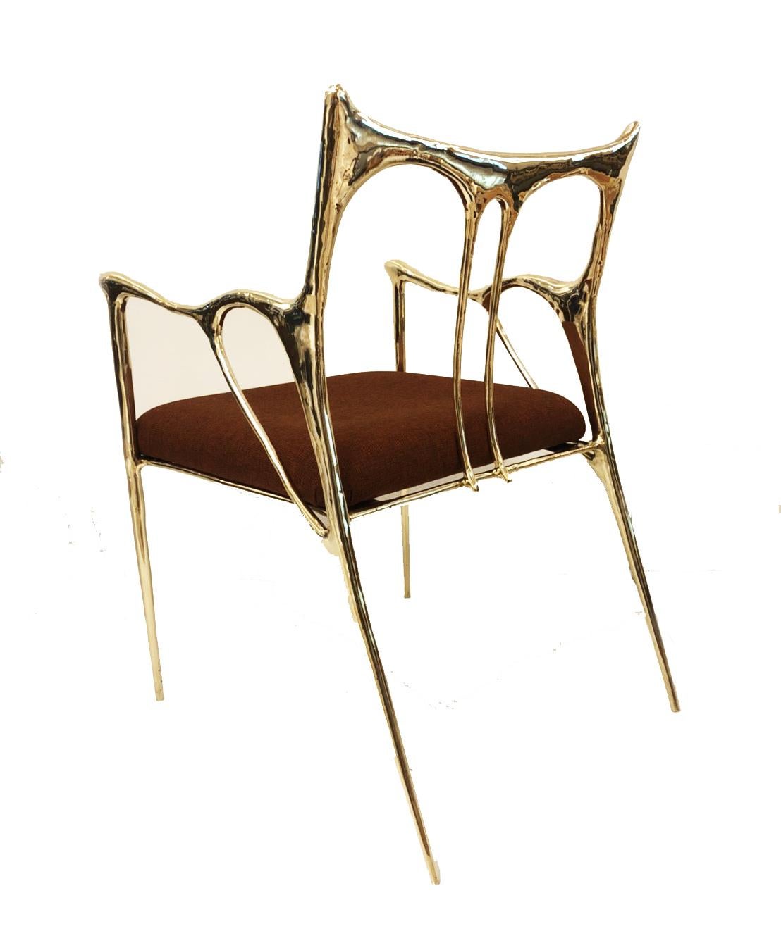 Stuhl aus Messing mit Skulpturen, Misaya.
Abmessungen: B 54 x L 58 x H 79 cm (Sitzfläche: 63).
Handgeformter Stuhl aus Messing.
 