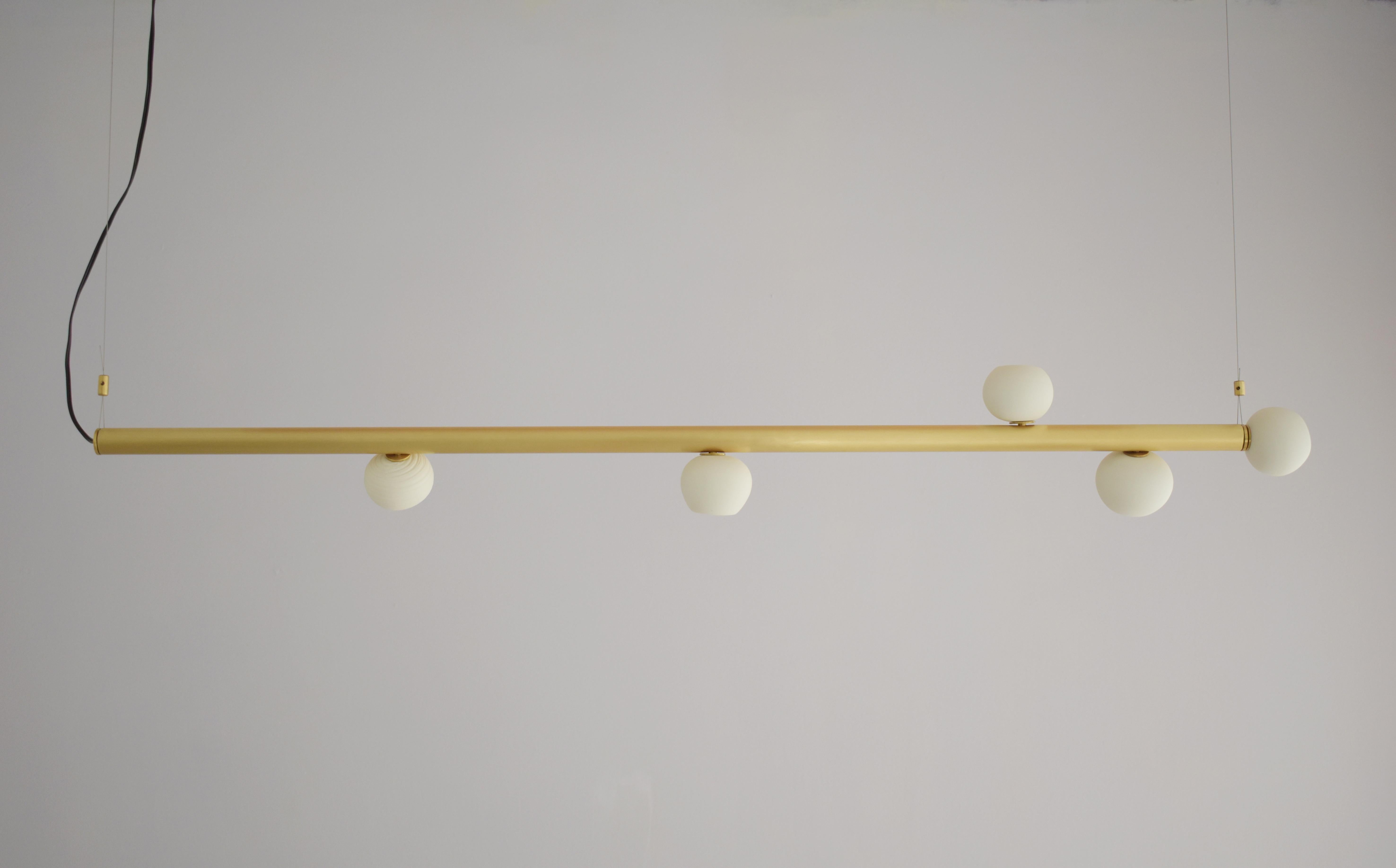 Suspension lumineuse sculptée en laiton - Ma Reine I - Signé Periclis Frementitis
Dimensions : 130 x 15 x 15 cm
Matériaux : Laiton sculpté, porcelaine, ampoule LED.
Edition limitée à 7 pièces par an
Spécifications de l'ampoule
G4 LED - 3W - 12V
300