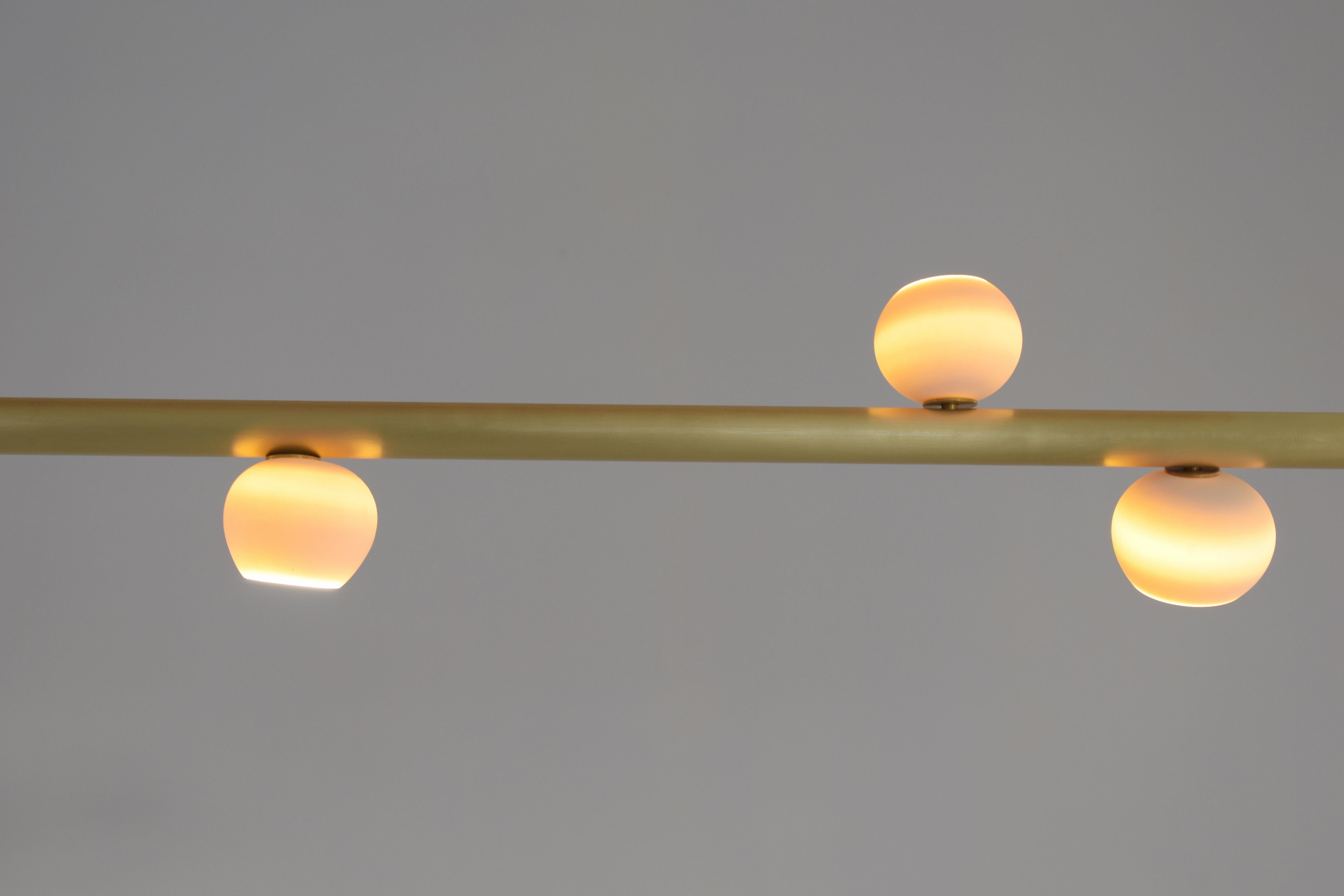 Moderne Suspension lumineuse sculptée en laiton, My Queen I, signée Periclis Frementitis