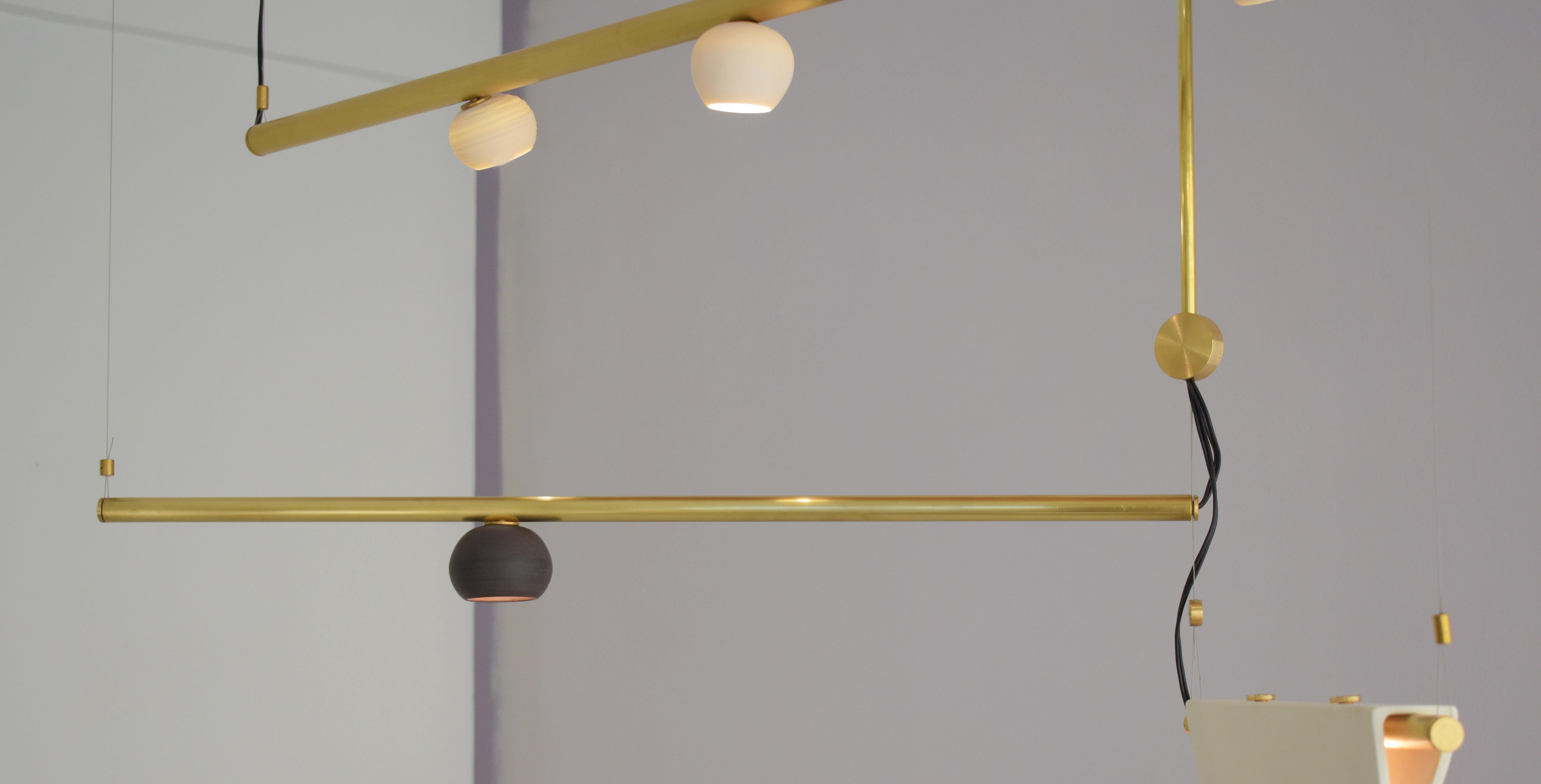Skulpturale Lichtaufhängung aus Messing - My Queen III - Signiert Periclis Frementitis
Abmessungen: 120 x 70 x 15 cm
Materialien: Geformtes Messing, Porzellan, LED-Lampen.
Limitierte Auflage von 7 Stück pro Jahr
Spezifikationen der Glühbirne
G4 LED